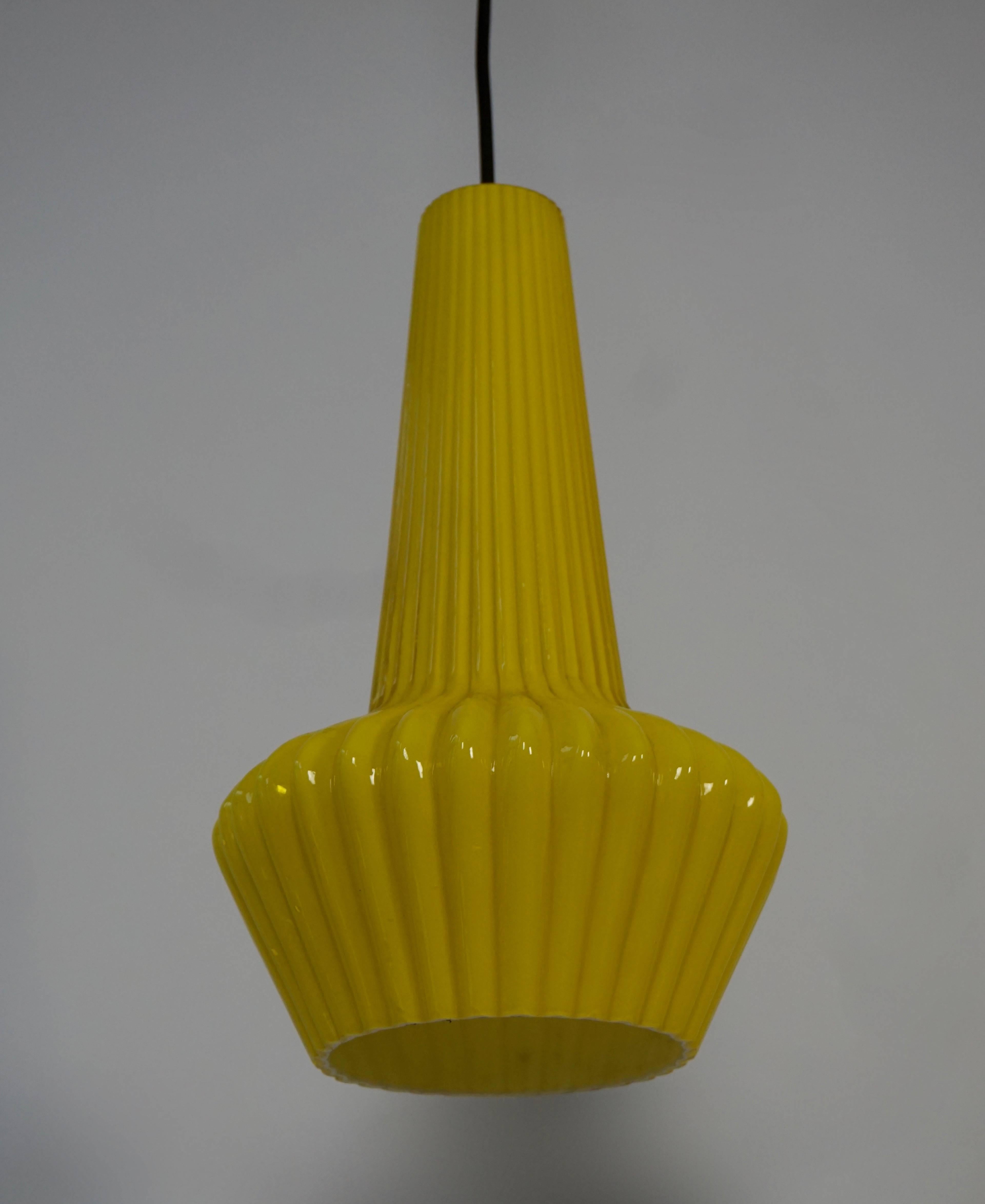 Deux lampes suspendues en verre de Murano jaune en vente 1