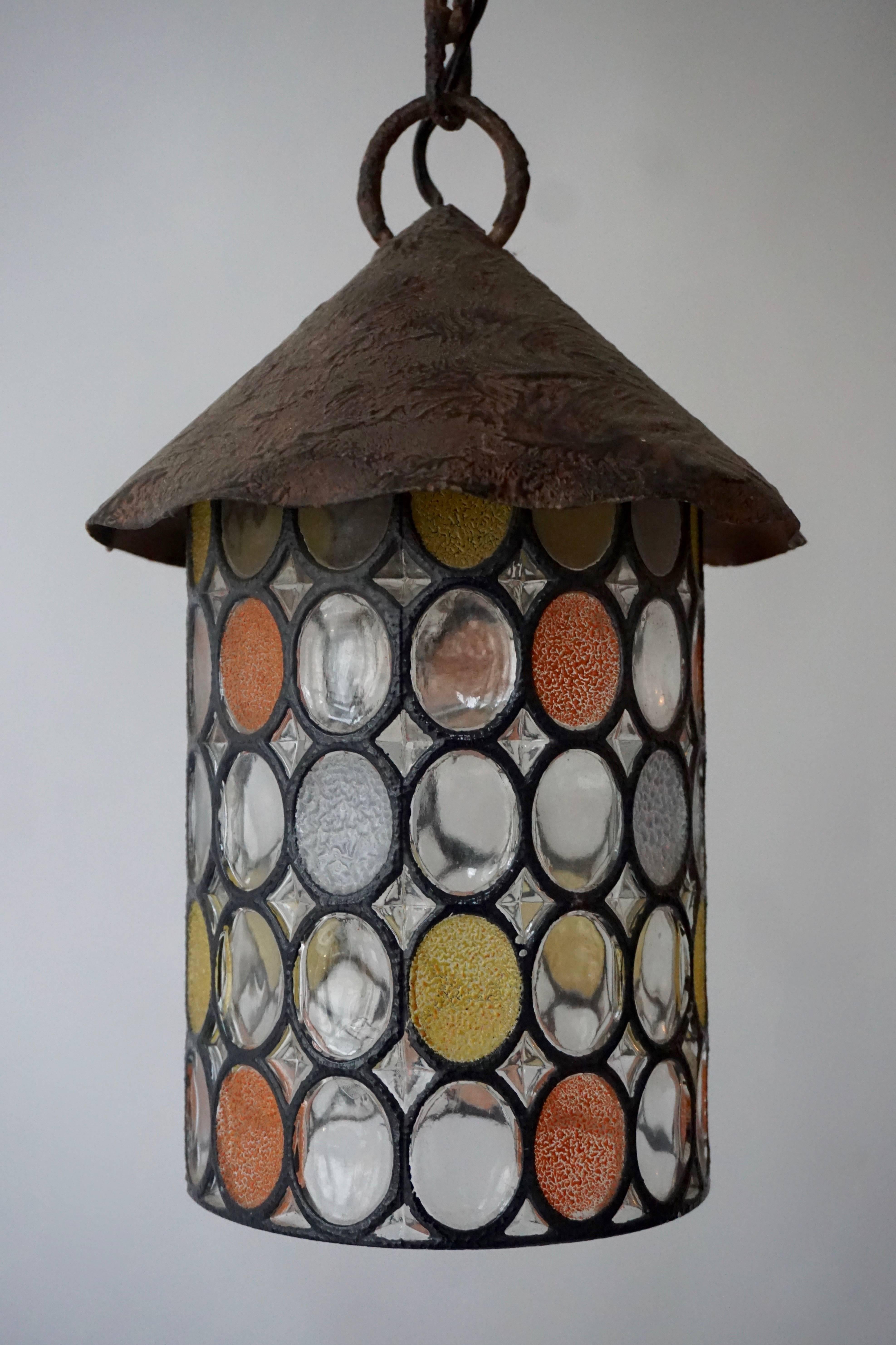 Italian stained glass lantern or pendant light fixture.
Height fixture 26 cm.
Total height with the chain is 70 cm.
Diameter 20 cm.