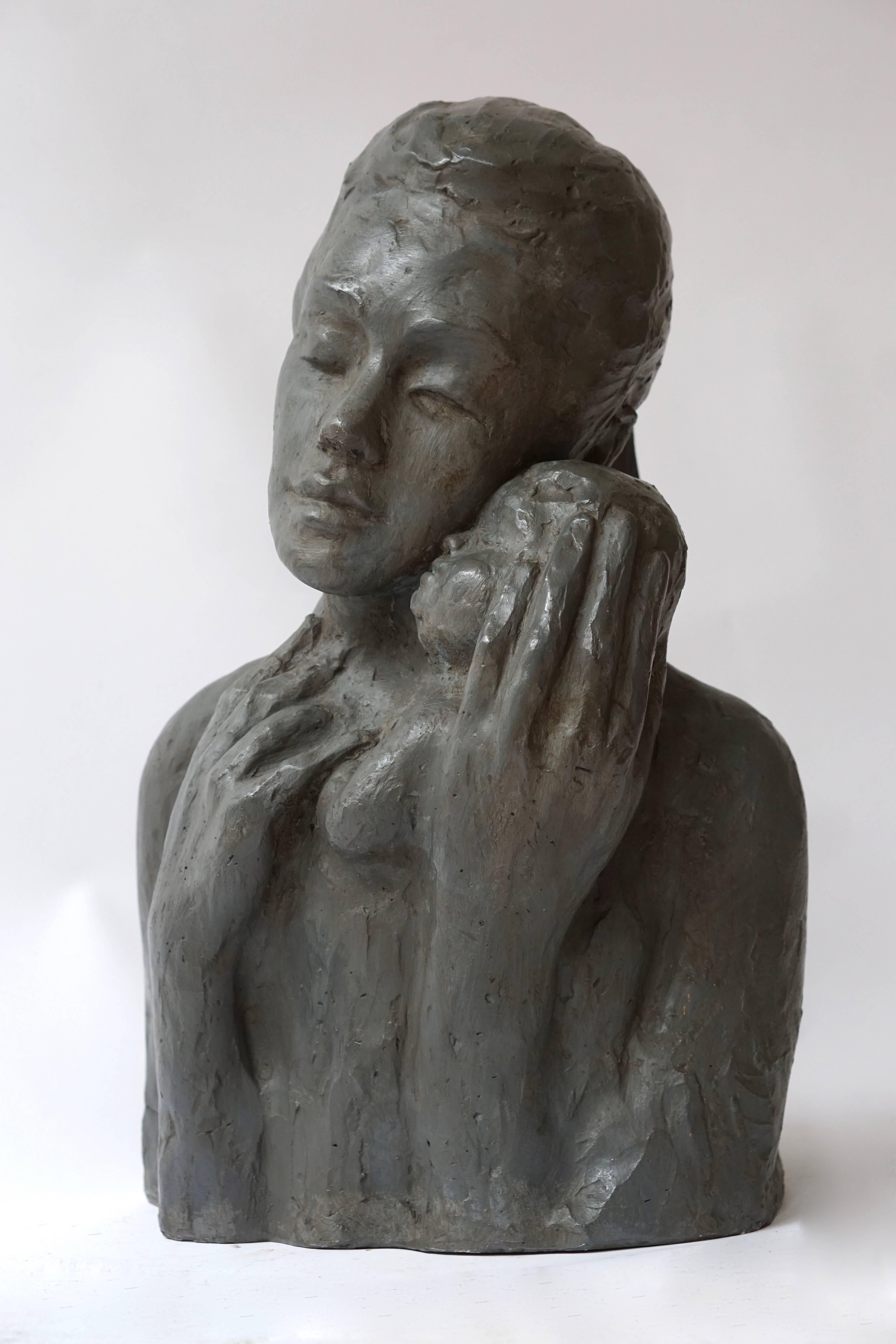 Sculpture of a Mother with Baby In Excellent Condition In Antwerp, BE