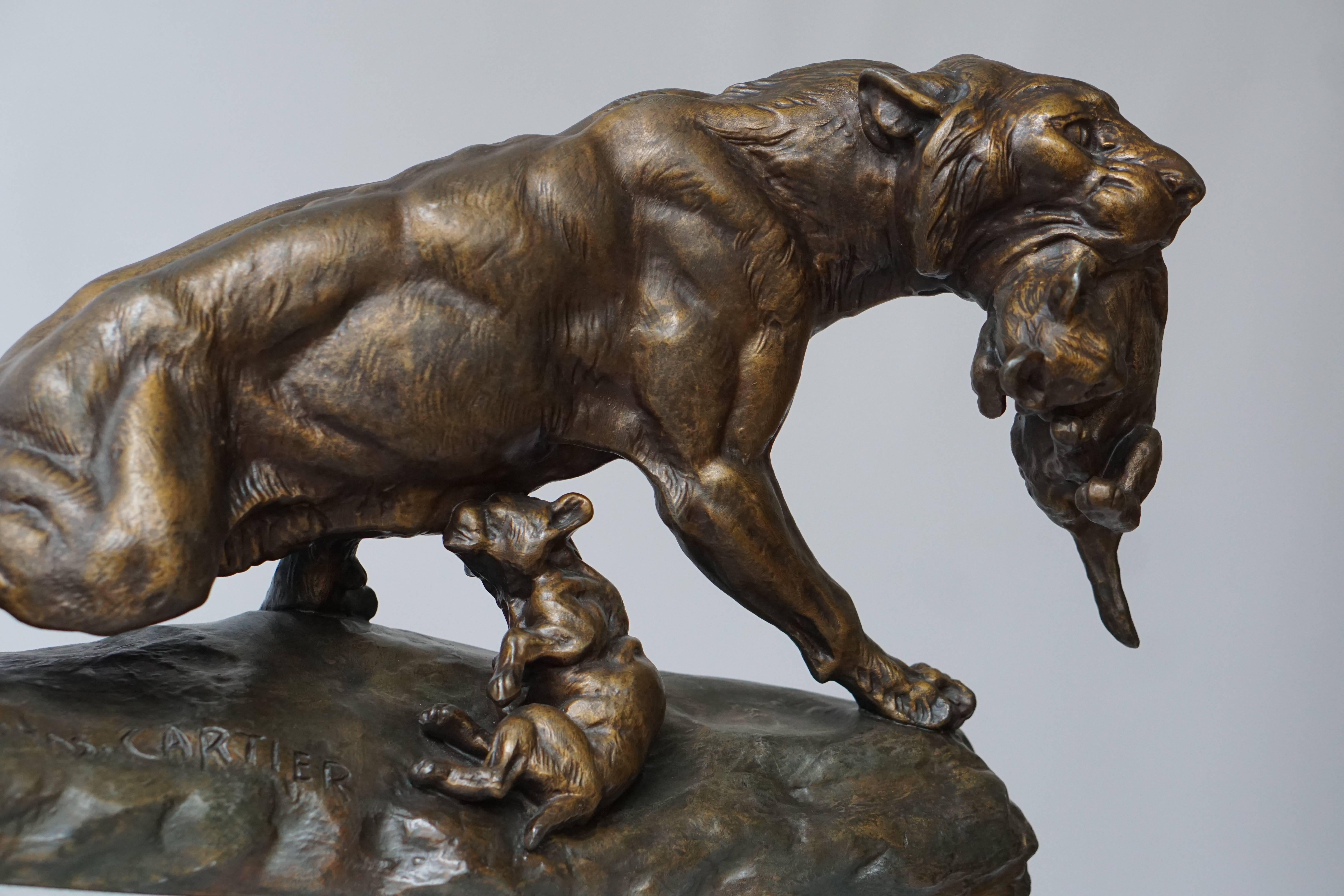 A Gilt Spelter Lioness with her Cubs, Signed Thomas Cartier In Good Condition In Antwerp, BE