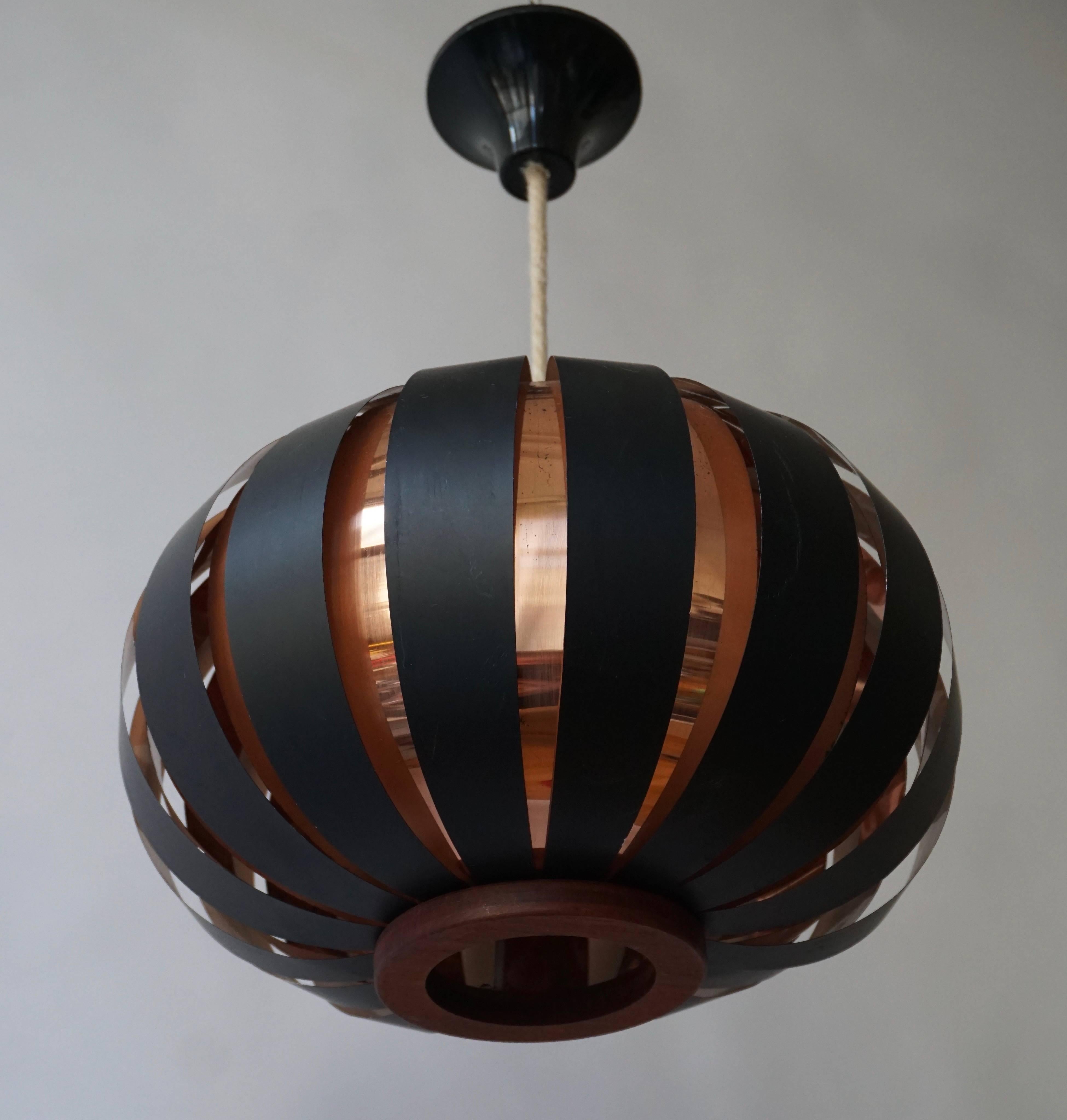 This vintage, modernist light fixture is crafted in copper.
Measures: Diameter 35 cm.
Height fixture 24 cm.
Total height 55 cm.
               