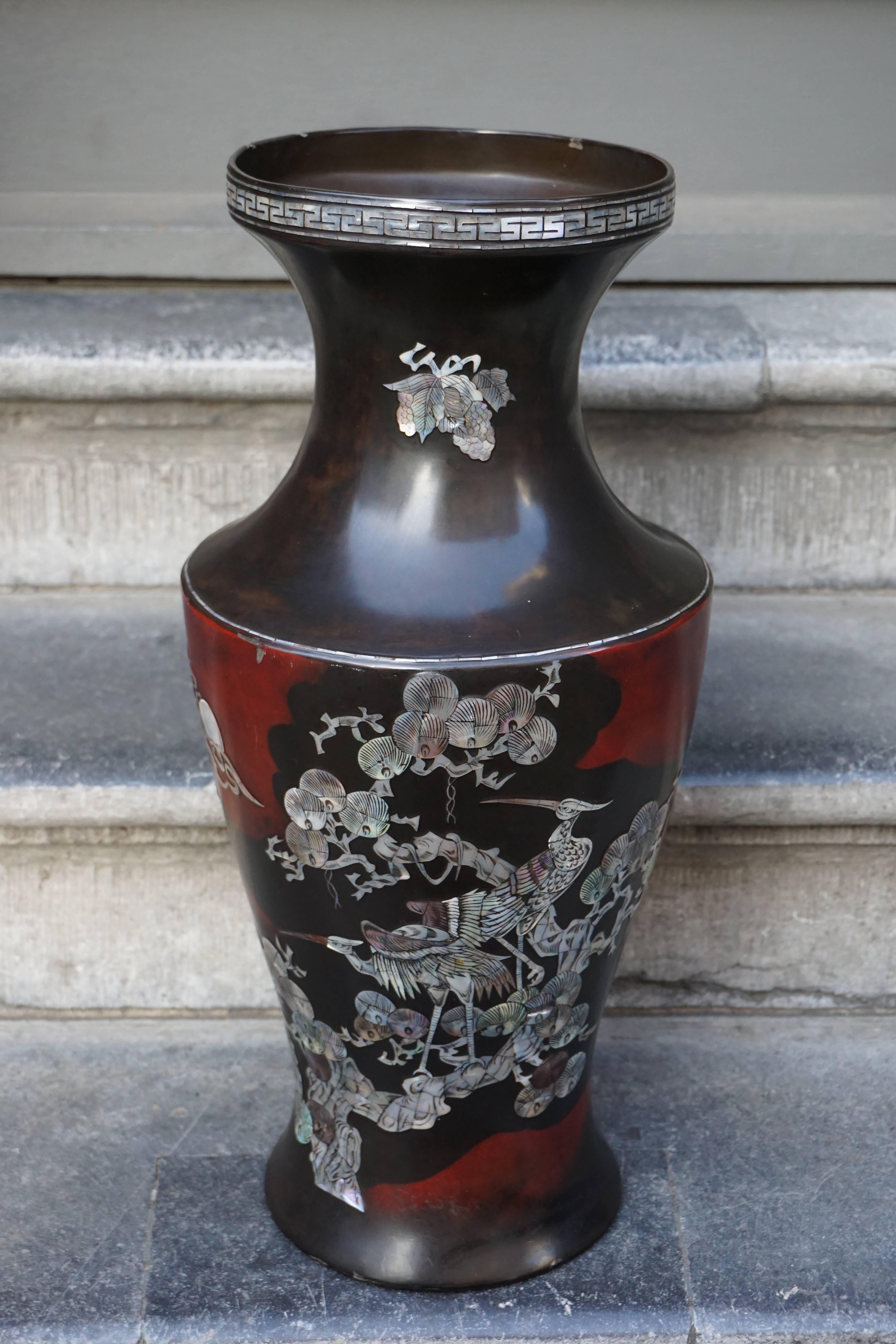 Japanese vase inlaid with mother-of-pearl.
Measures: Diameter 24 cm.
Height 50 cm.