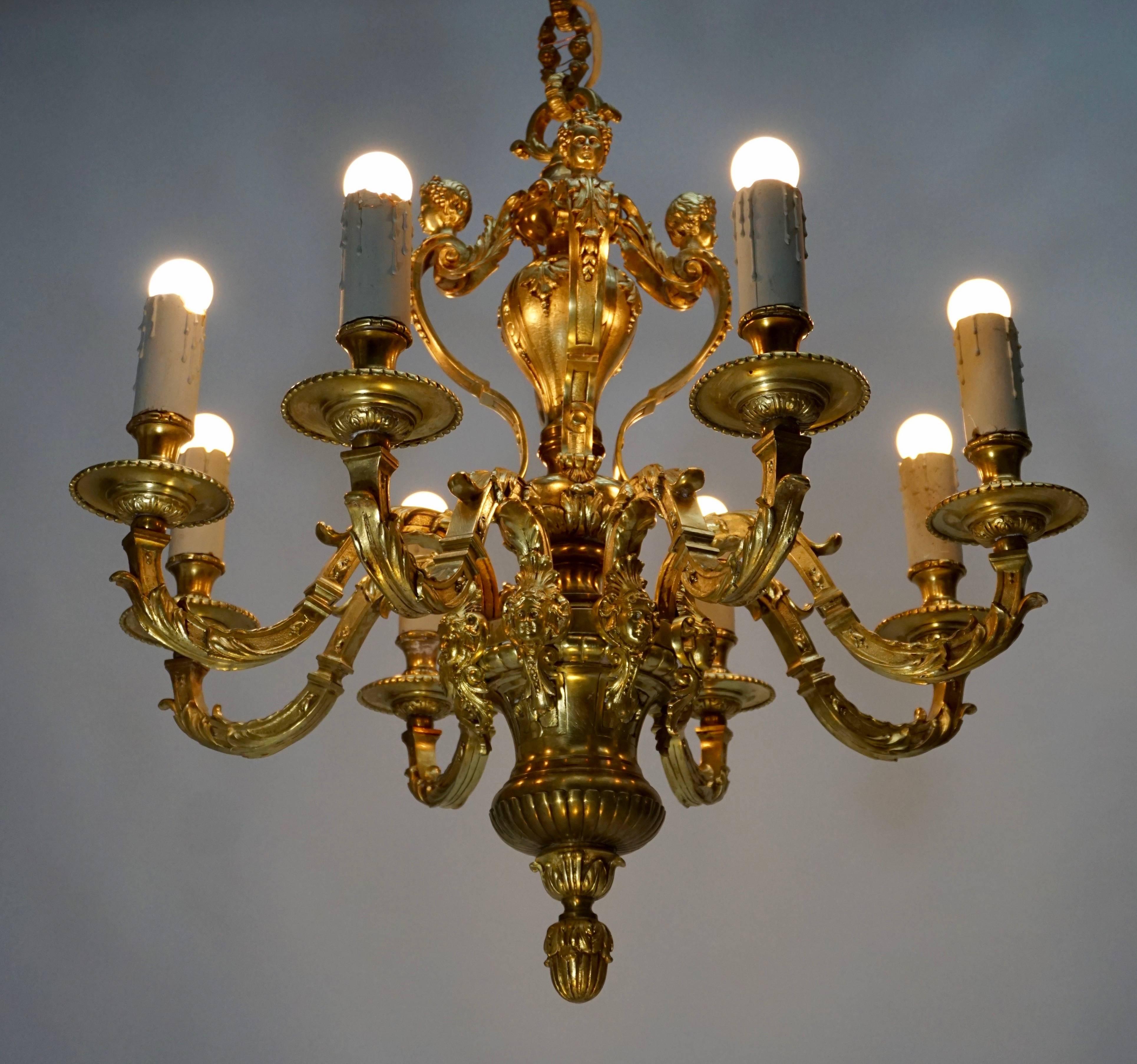 Hollywood Regency Lampadario francese a otto luci in bronzo massiccio con cherubini in vendita