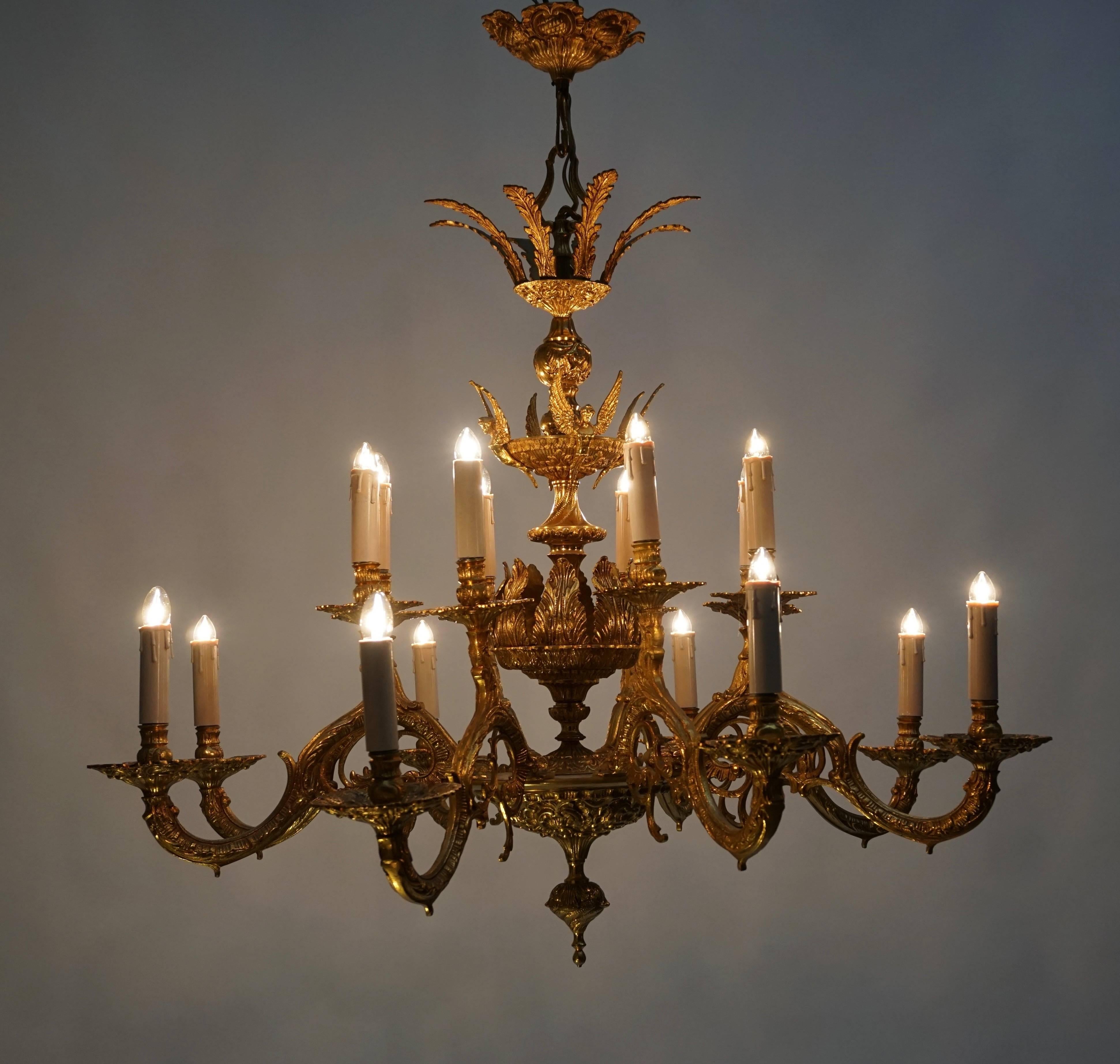 Mid-Century Modern Grand lustre à seize lumières en métal doré en vente