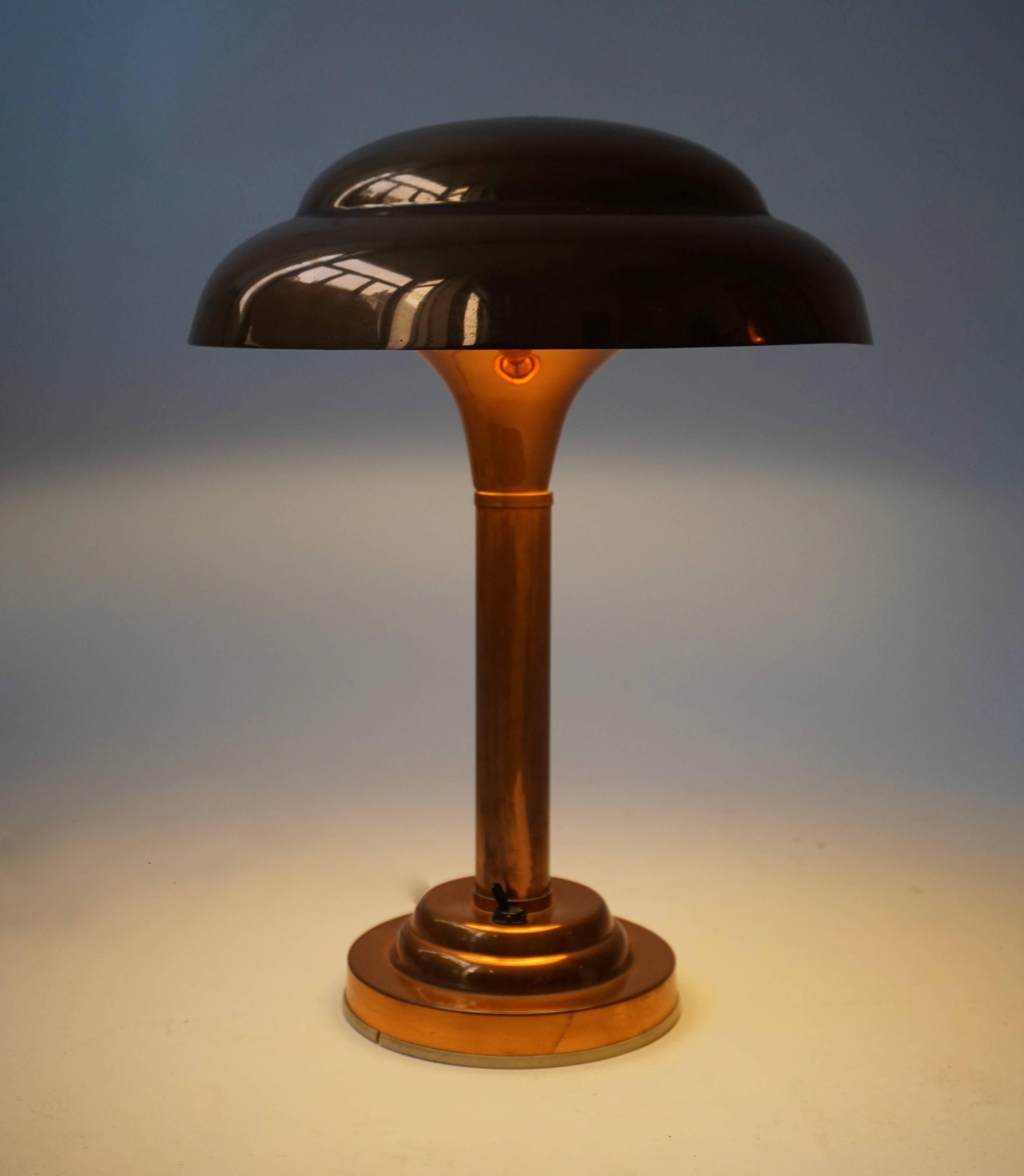 Lampe de table Art Déco en cuivre.
Mesures : Diamètre 29 cm.
Hauteur 39 cm.