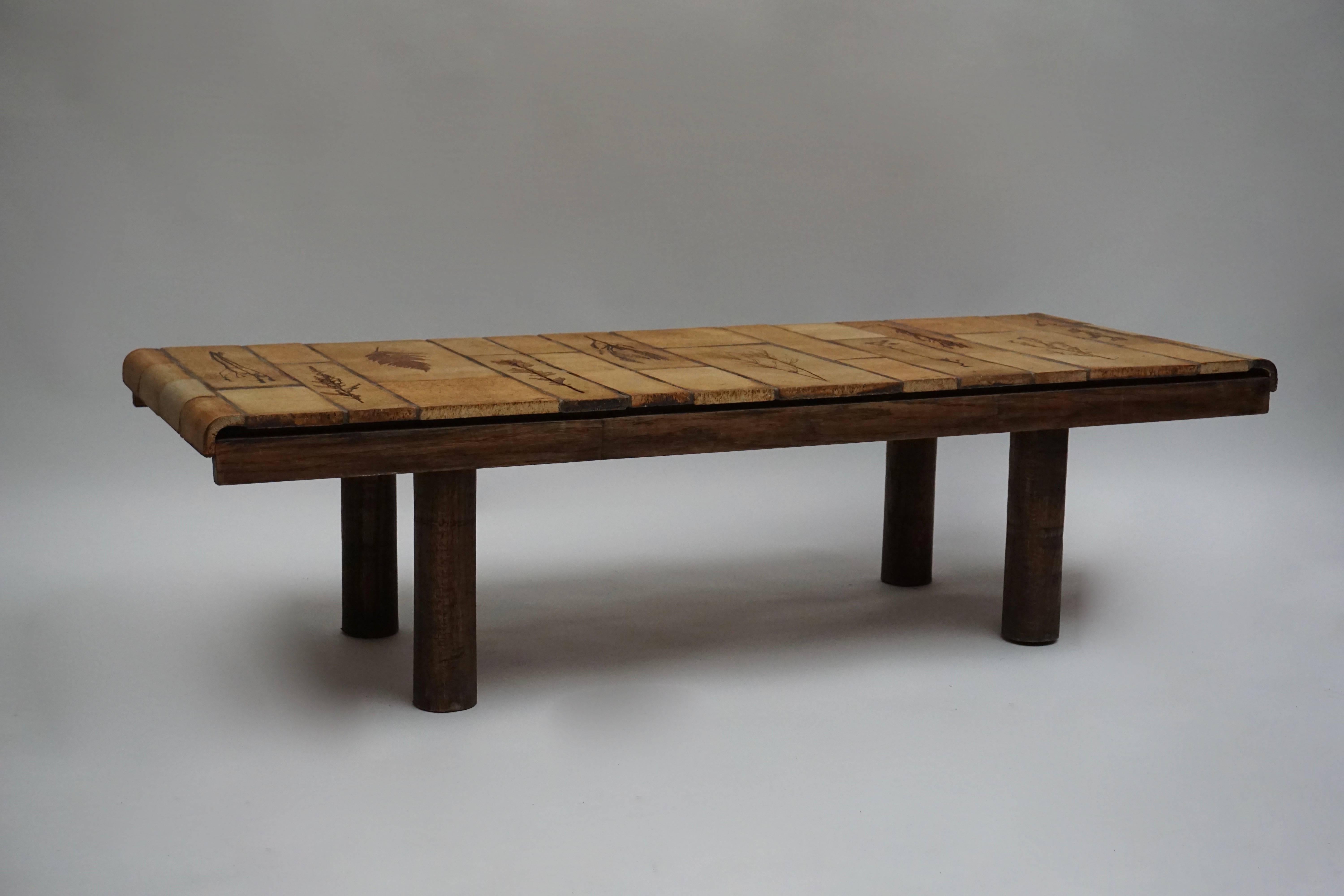 Une table architecturale en bois et céramique de Roger Capron, France.
Mesures : Hauteur 38 cm.
Largeur 142 cm.
Profondeur 54 cm.
Poids 44 kg.