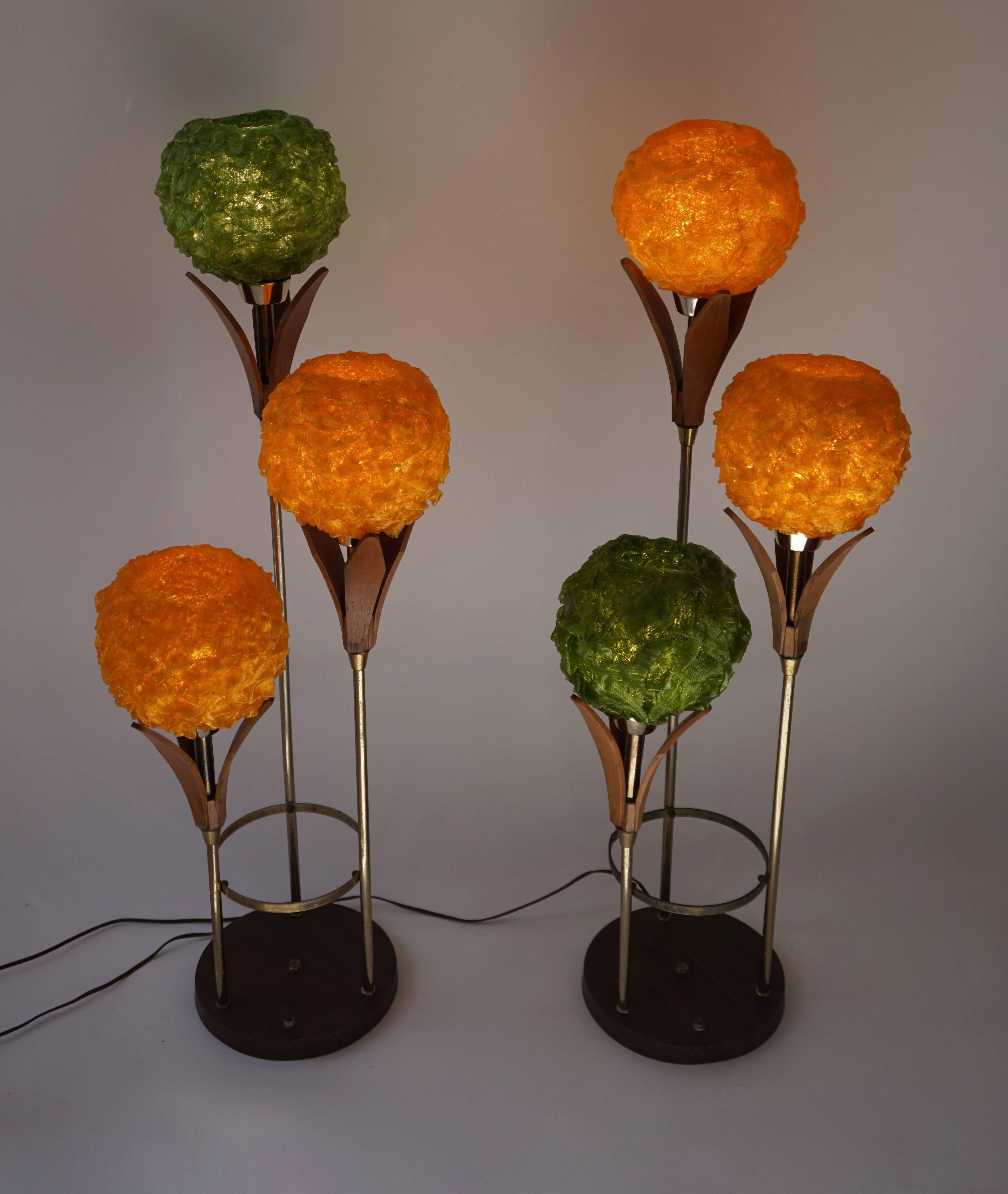 italien Élégante paire de lampes en lucite filée en vente
