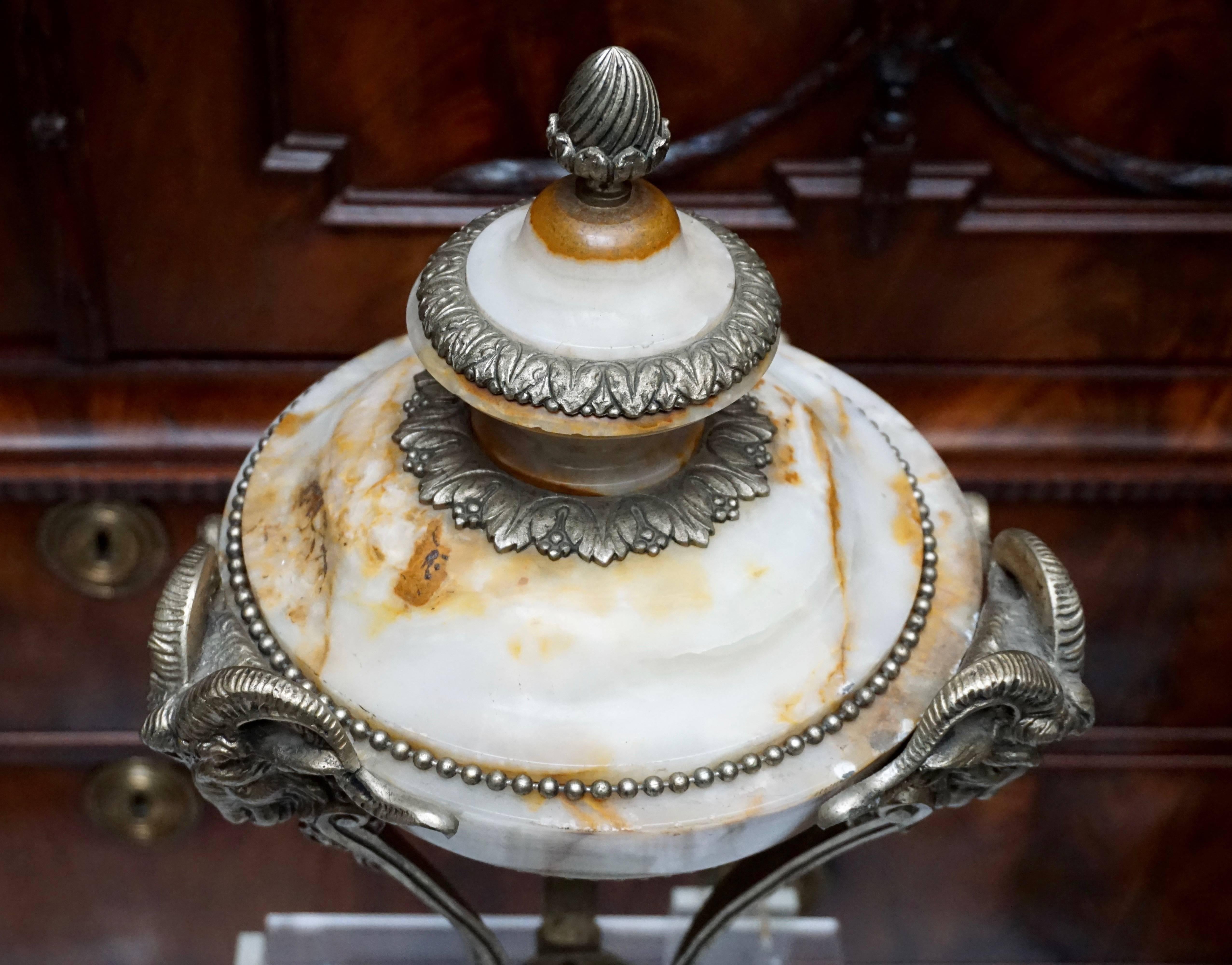 Louis XVI Belle paire de vases ornementaux en onyx et bronze argenté en vente