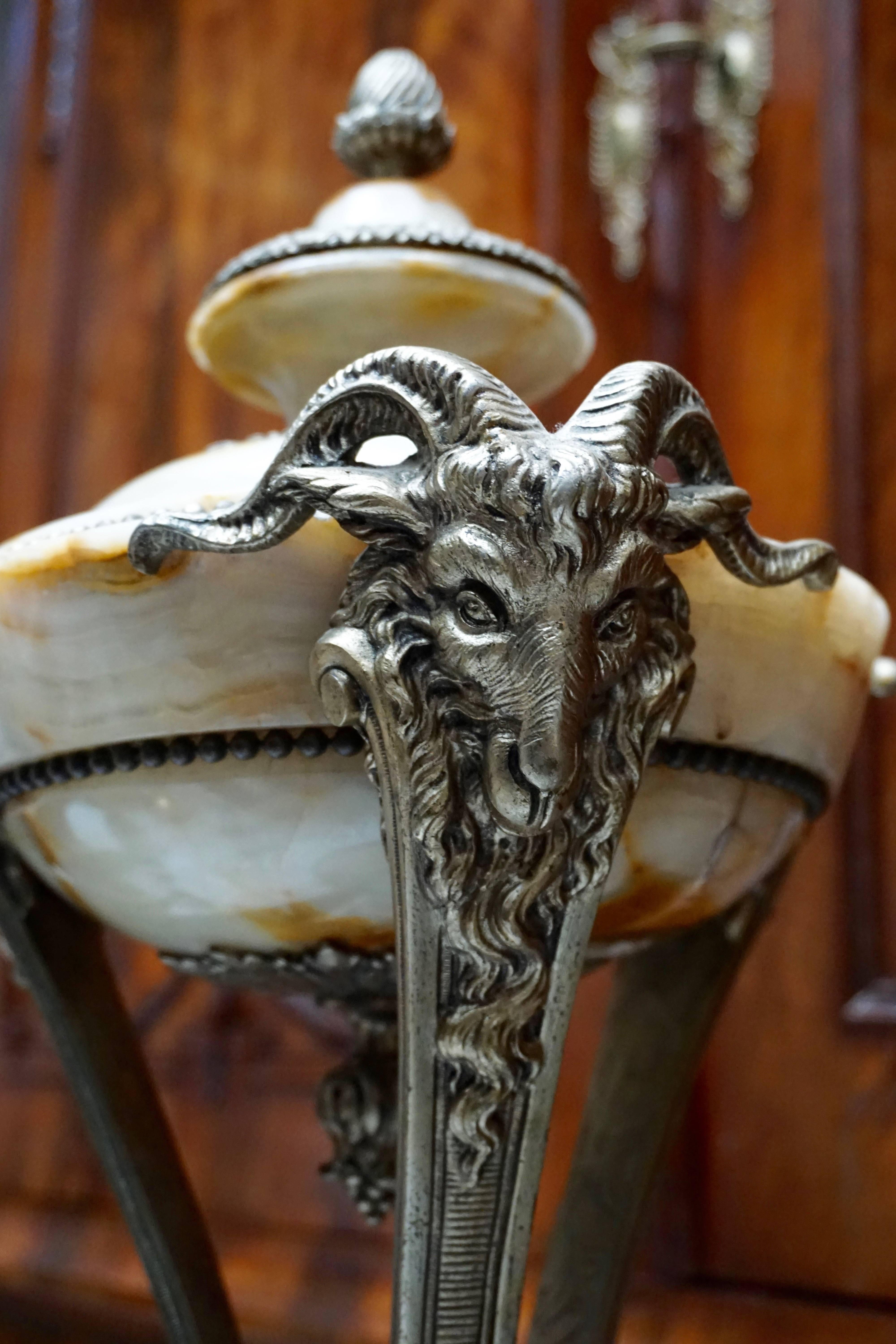Français Belle paire de vases ornementaux en onyx et bronze argenté en vente