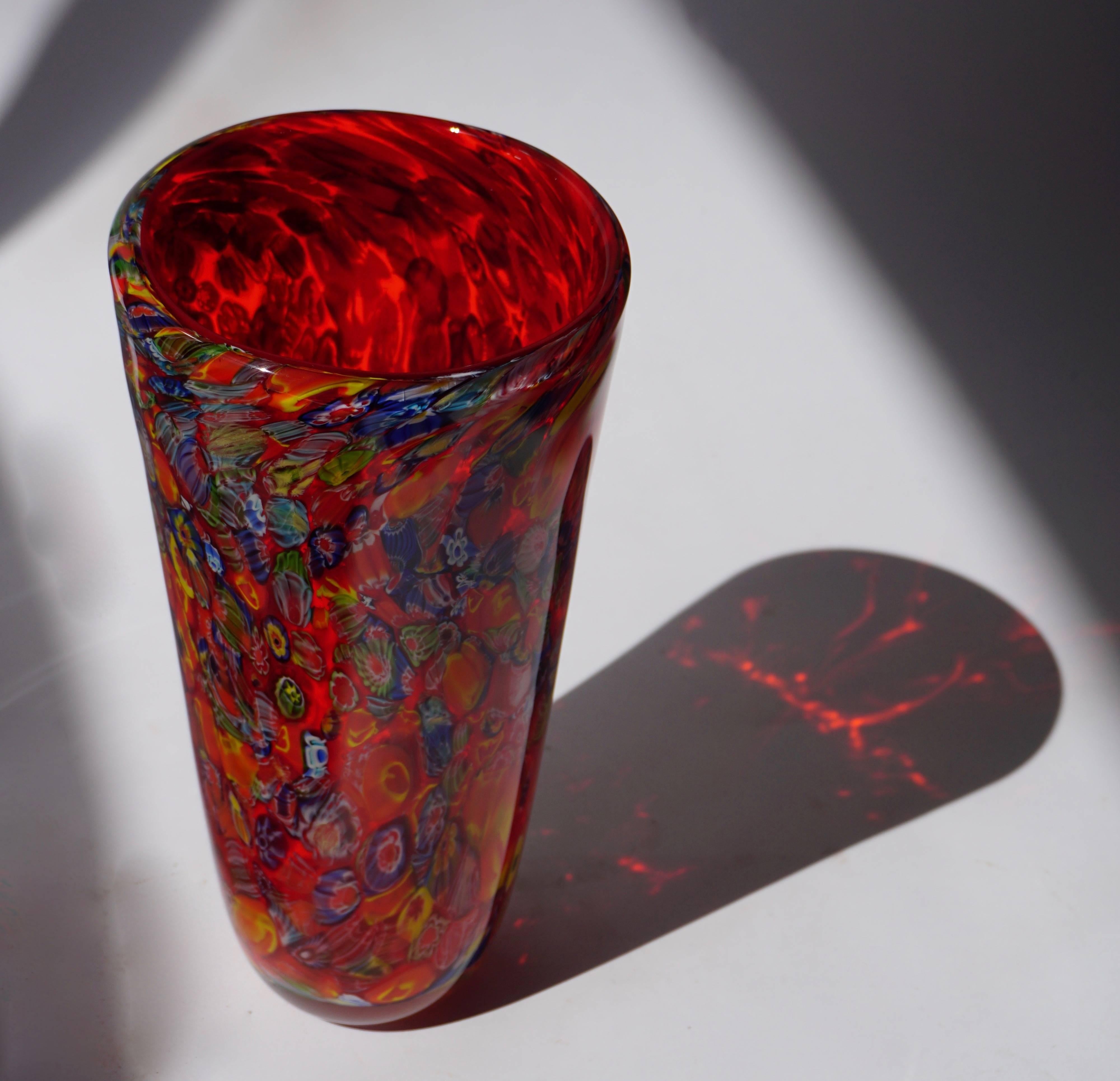 Vase aus italienischem Murano-Glas.
Maße: Durchmesser 16 cm,
Höhe 32 cm.