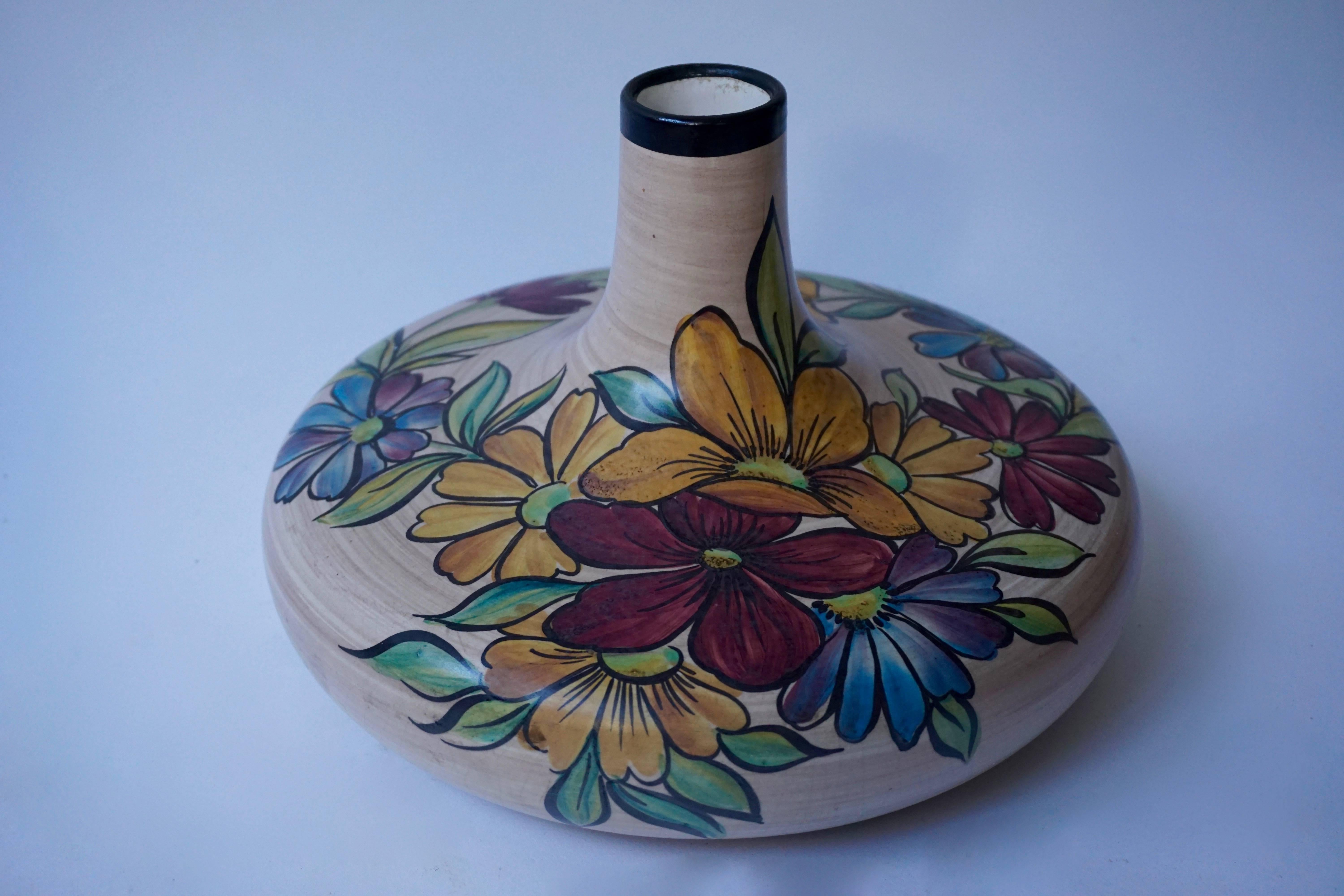 Ceramic vase with flowers.
Measures: Diameter 30 cm,
height 19 cm.