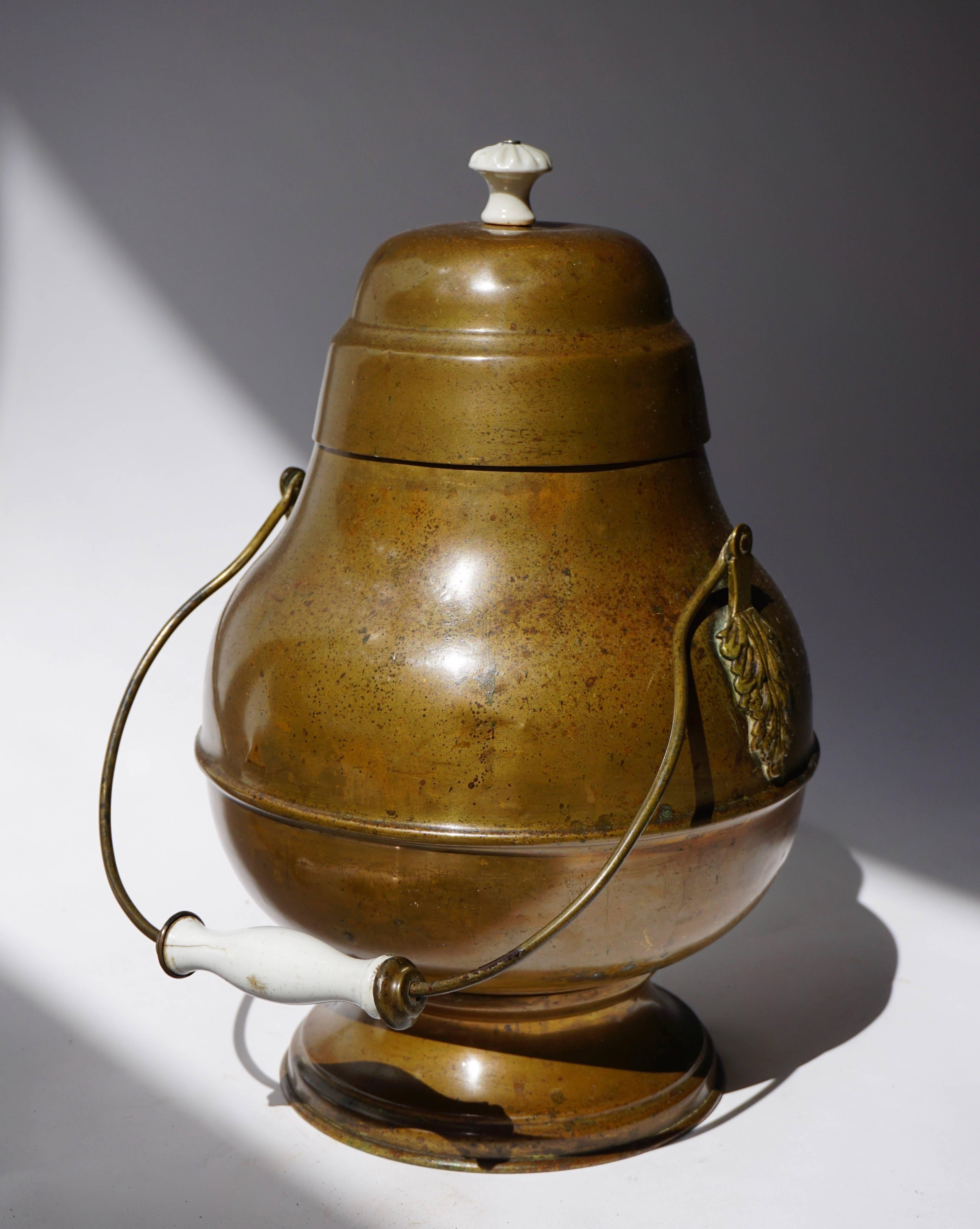 A Dutch 'doofpot' was a pot to store the not yet burned wood or other fuel. Because the jar was sealed airtight, the burning would soon stop due to lack of oxygen. The remaining residual fuel could be reused. Burning wood in a 'doofpot' becomes for