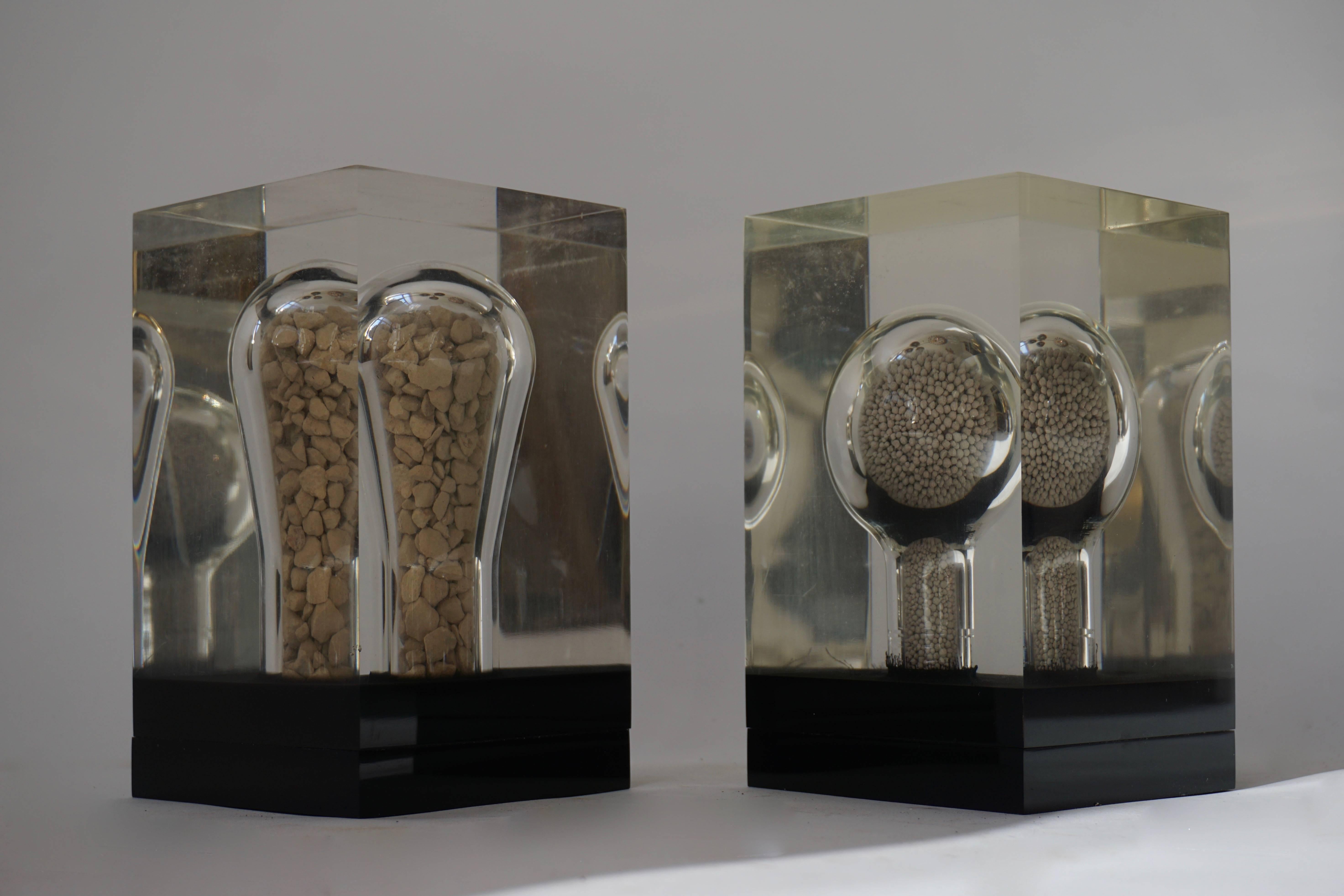 Two plexiglass sculptures.
Measures: Height 20 cm.
Width 12 cm.
Depth 12 cm.