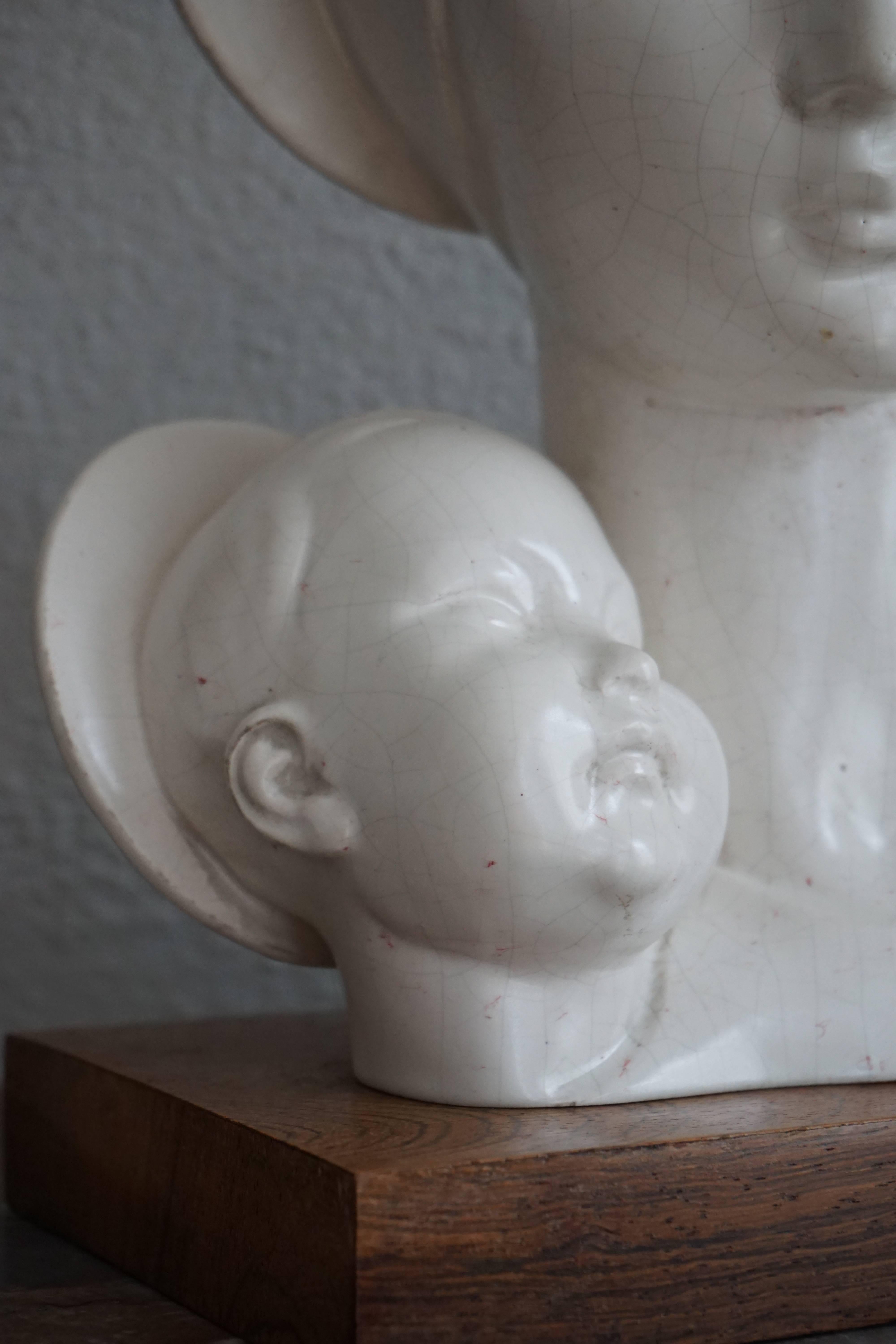 Scultura in gesso stilizzata di Madonna & Child della metà del XX secolo In condizioni buone in vendita a Antwerp, BE