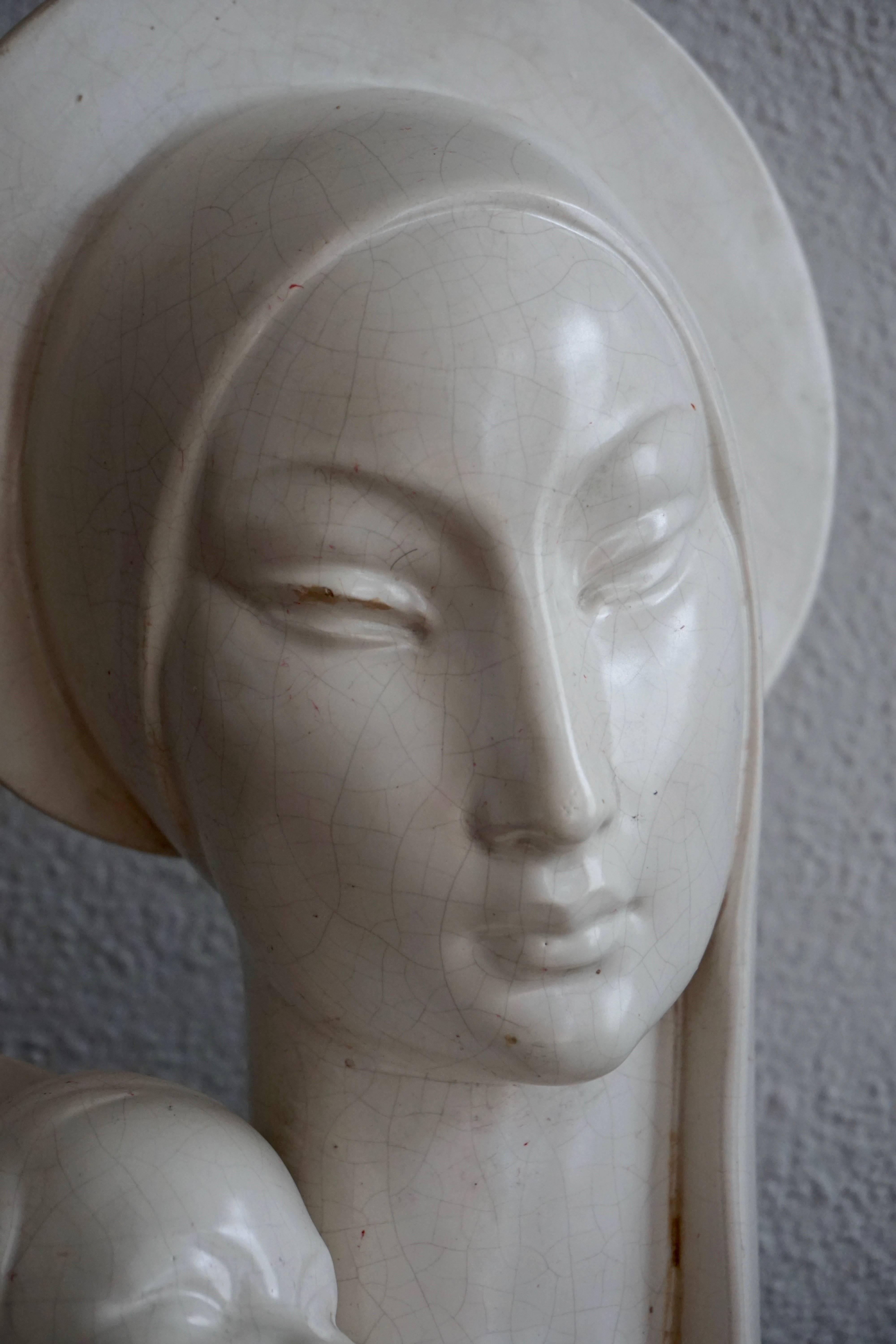 Mid-20th Century Stylized Plaster Sculpture of Madonna and Child In Good Condition For Sale In Antwerp, BE