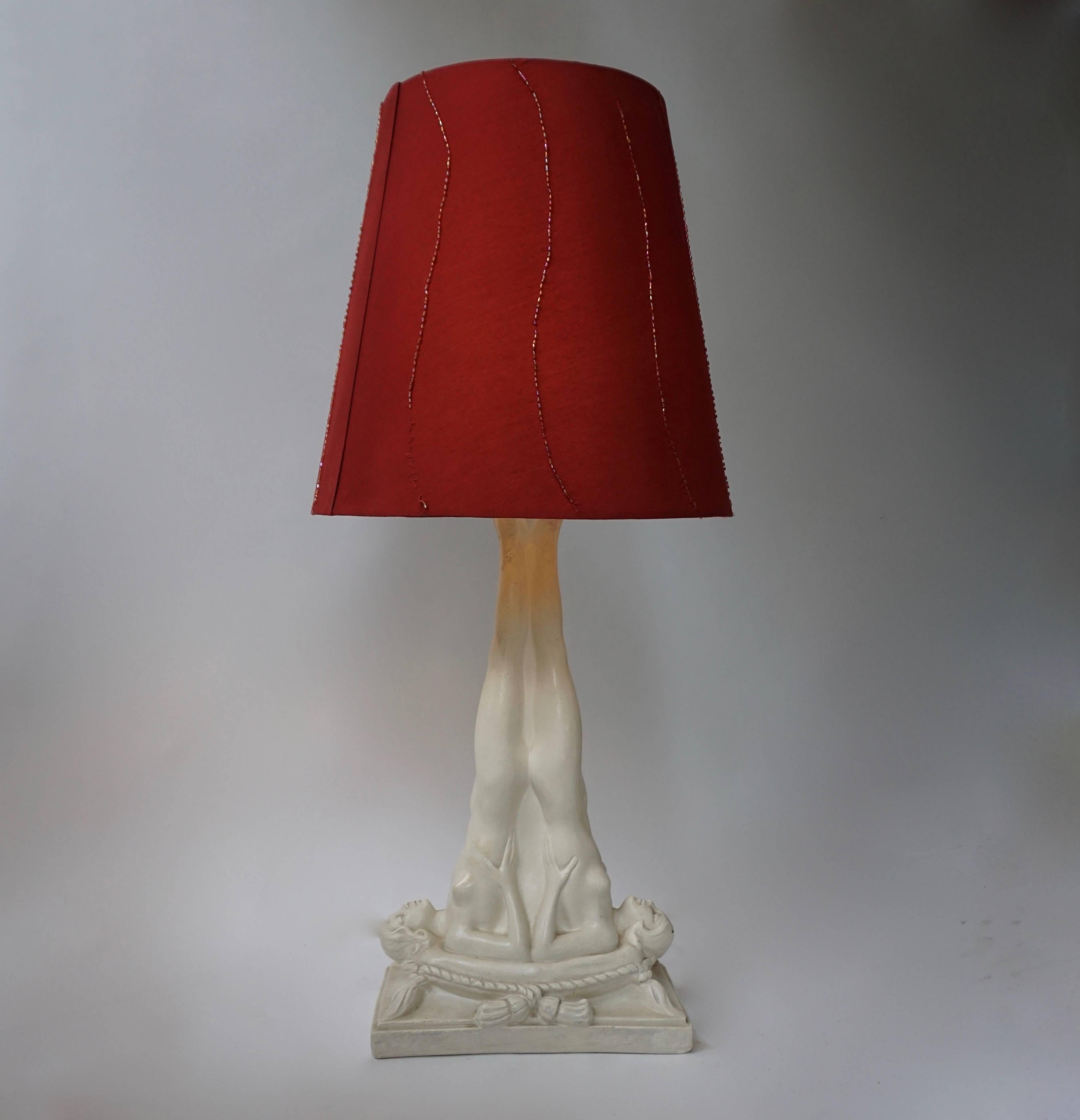 Table lamp in plaster.
Measures: Height 53 cm.
Width 25 cm.
Depth 14.

Shade is not included in the price.