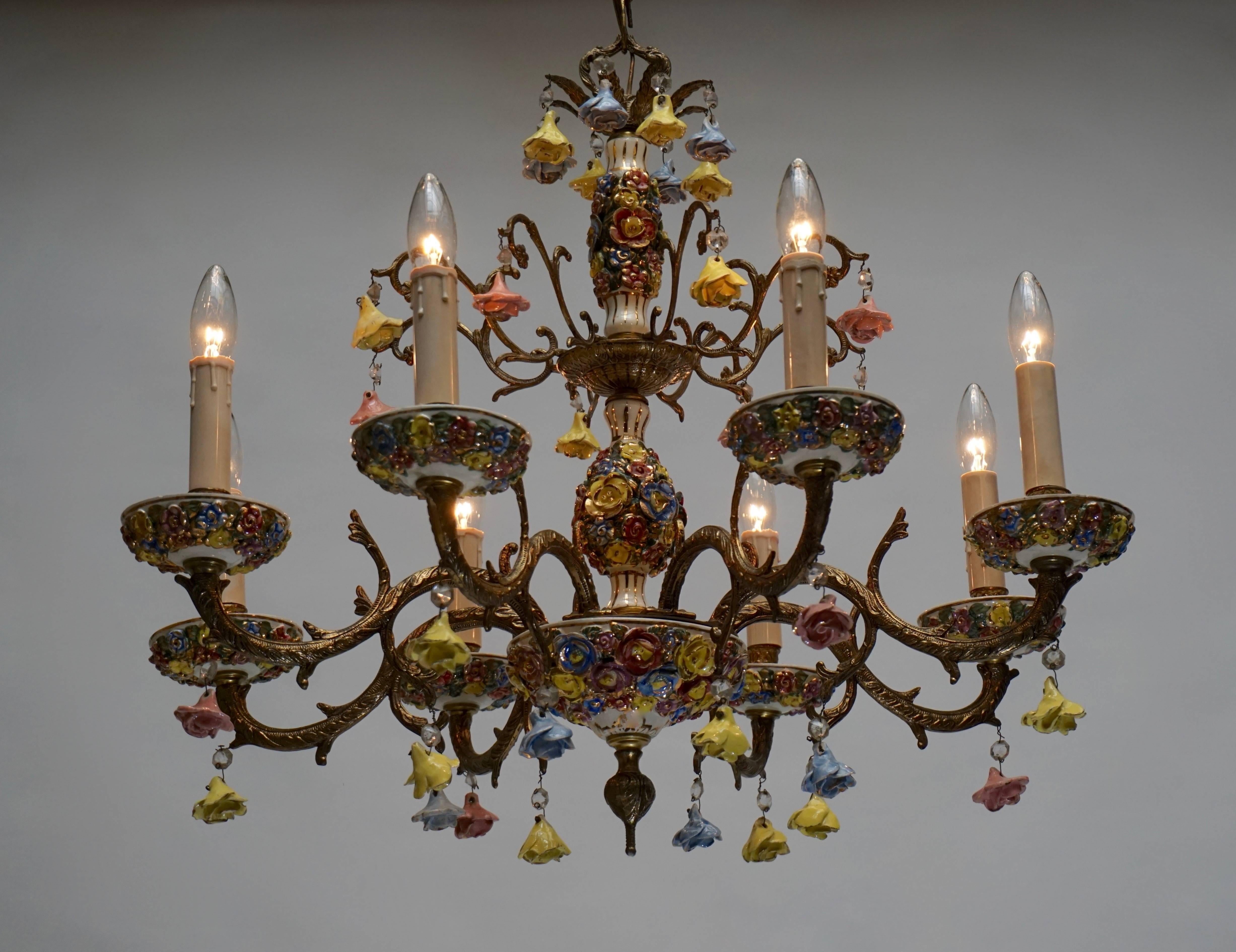 Kronleuchter aus vergoldetem Eisen mit Porzellanblumen (Moderne der Mitte des Jahrhunderts) im Angebot