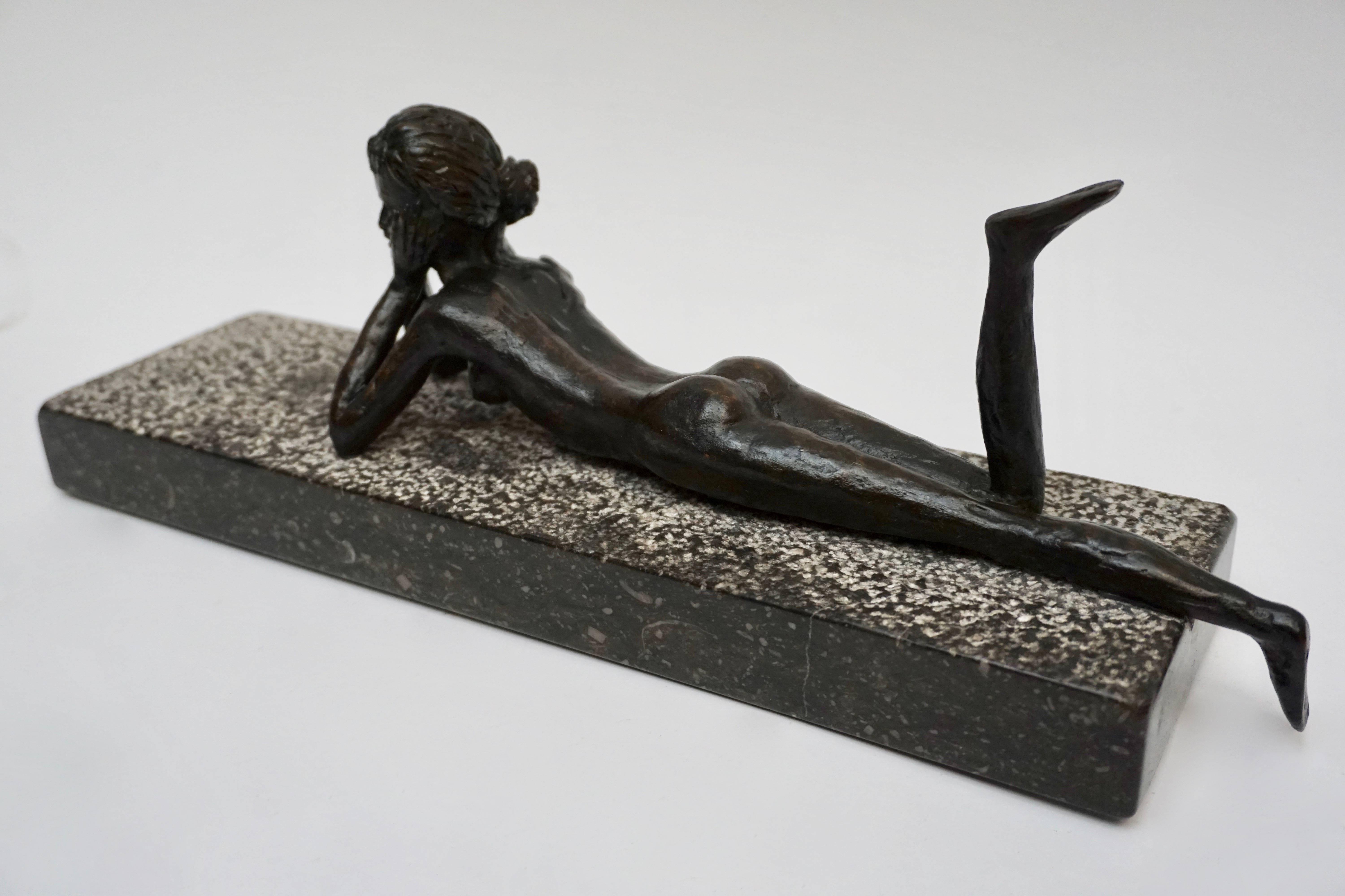 Escultura de bronce de mujer desnuda tumbada Moderno de mediados de siglo en venta