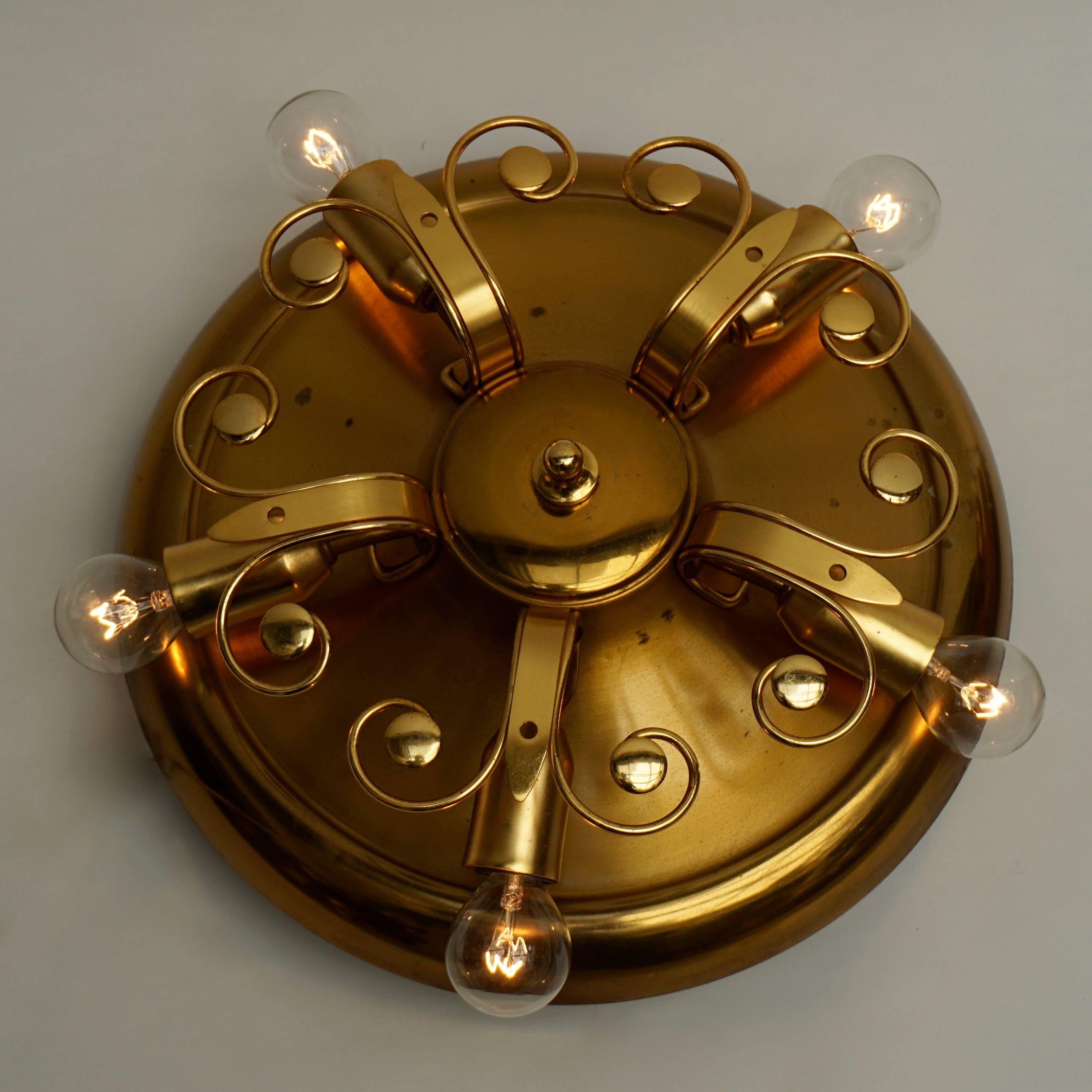 Two brass flush mount lights or wall lights.
Measures: Diameter 35 cm.
depth 12 cm.
Five E14 bulbs.
         