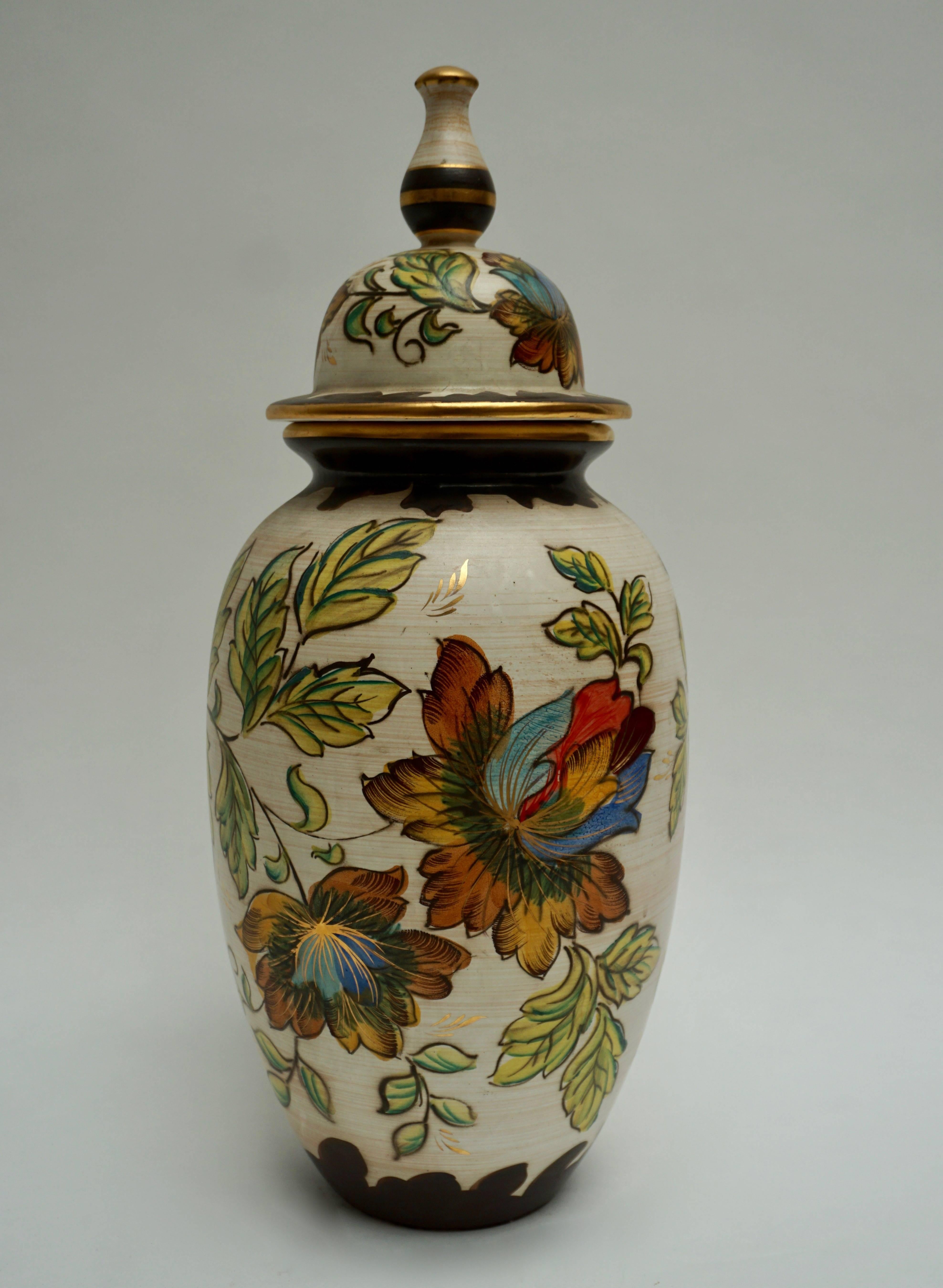 Ceramic vase decorated with flowers.
Measures: Height 56 cm.
Diameter 24 cm.