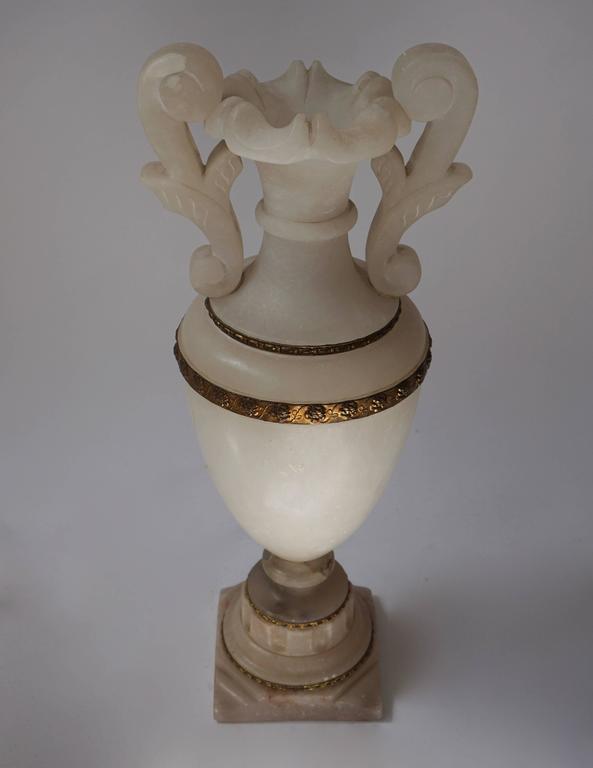 Alabaster and brass table lamp.
Measures: Height 53 cm.
Width 22 cm.
Depth 17 cm.