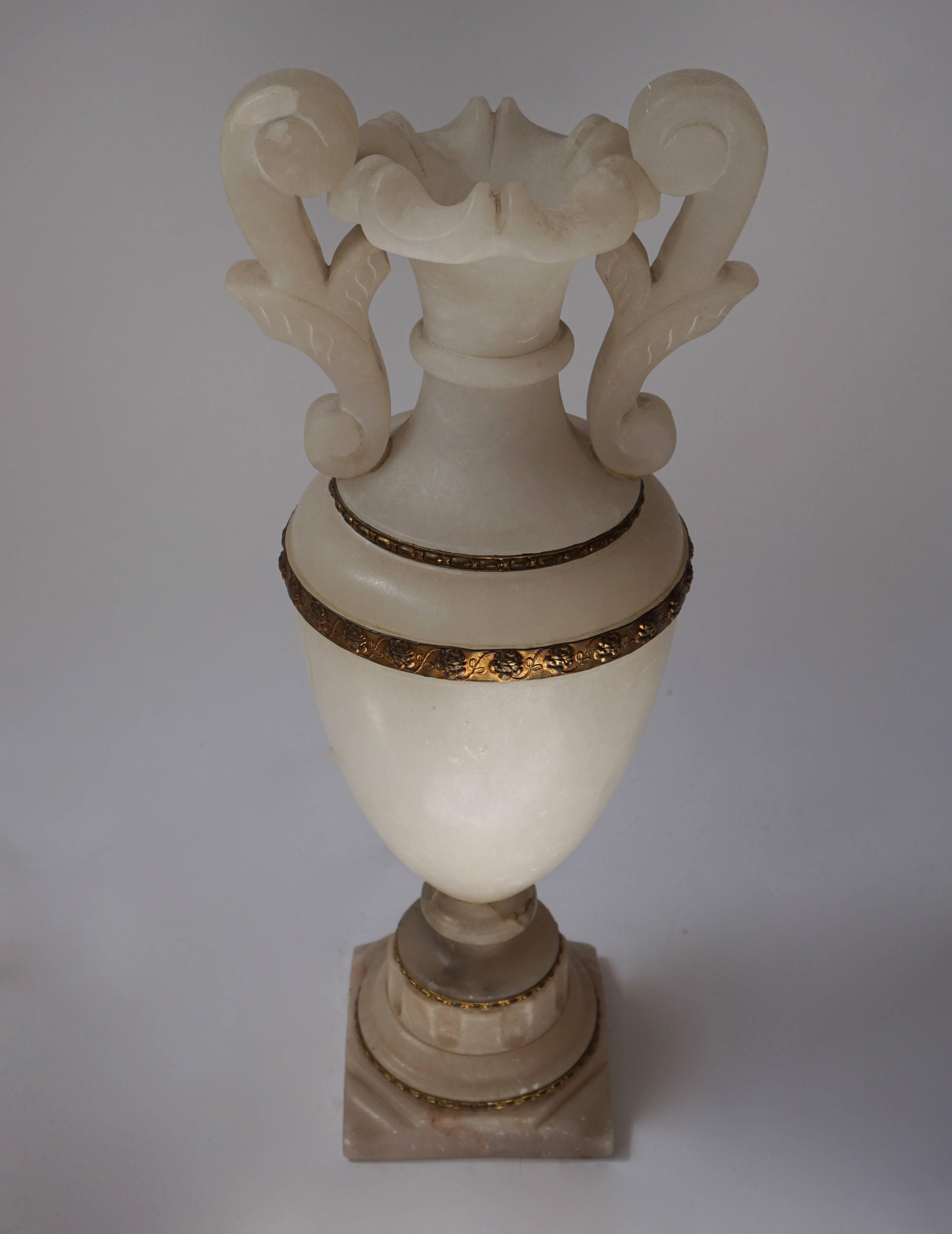 Alabaster and brass table lamp.
Measures: Height 53 cm.
Width 22 cm.
Depth 17 cm.