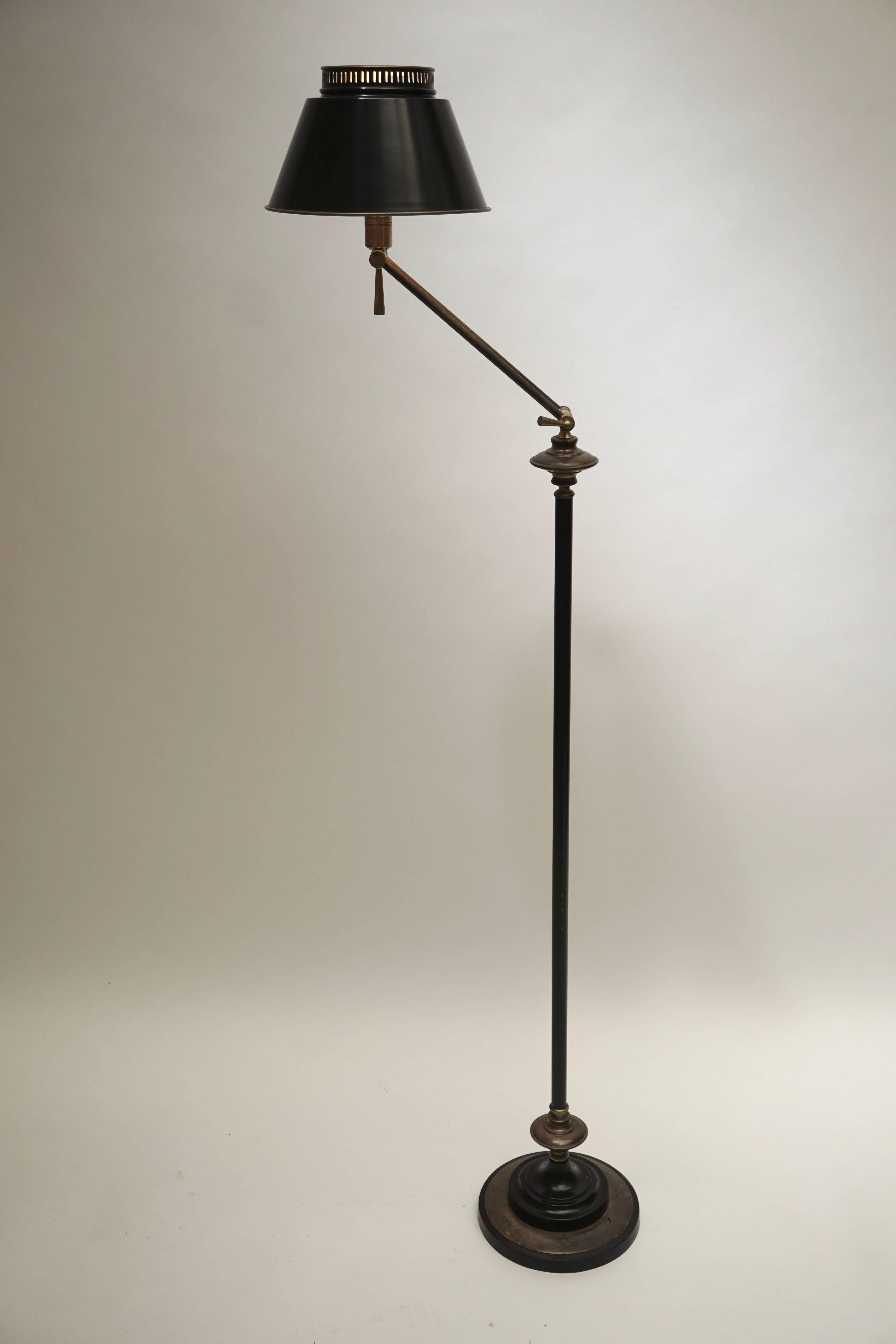 Brass and metal adjustable floor lamp.
Diameter shade: 26 cm.
Diameter base: 24 cm.
Maximum height: 180 cm.
Minimum height: 140 cm.