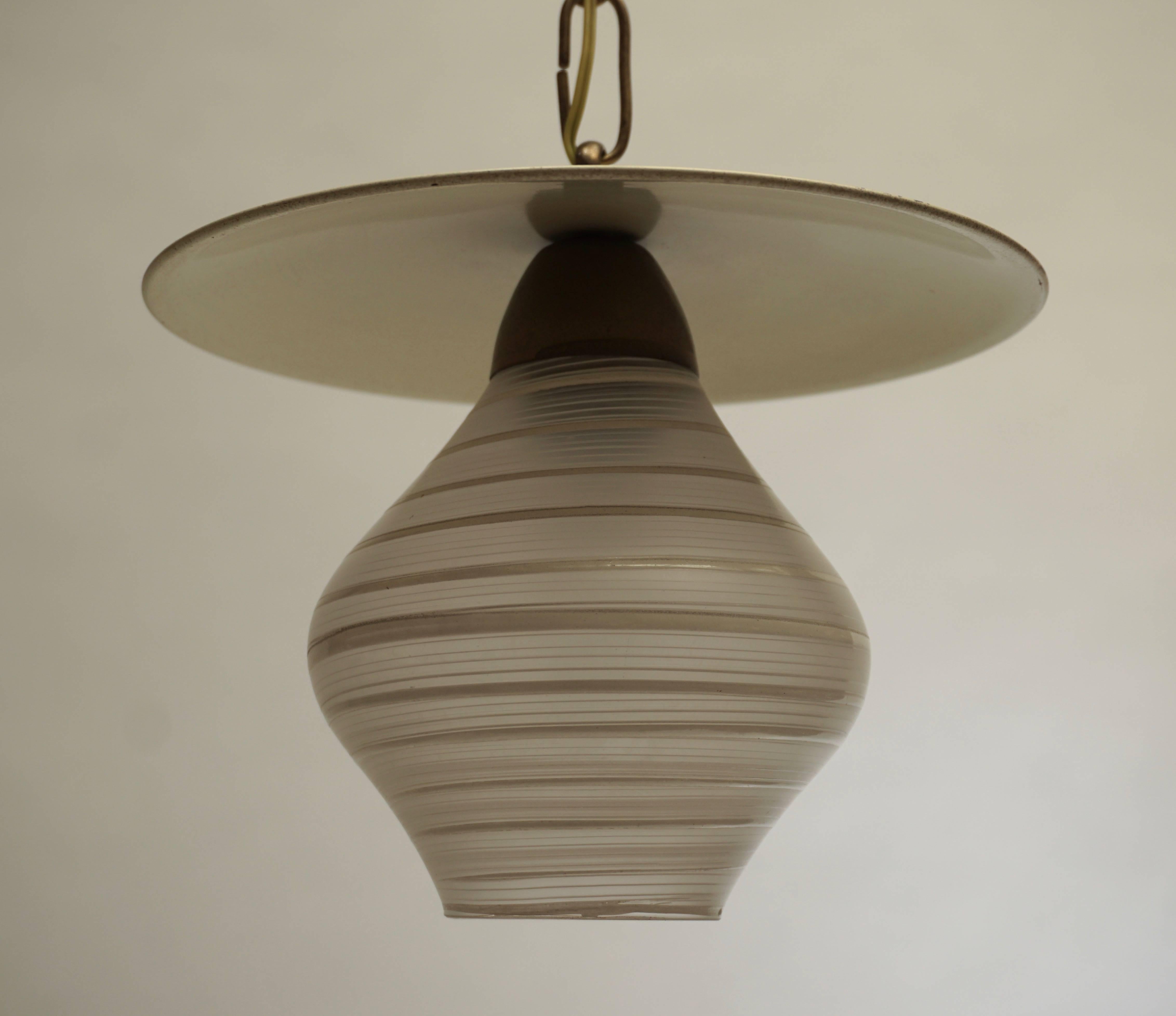 Lampe pendante en verre de Murano (ampoule E14)
Mesure : Diamètre 22 cm.
Fixation en hauteur 17 cm.
Hauteur totale 50 cm.