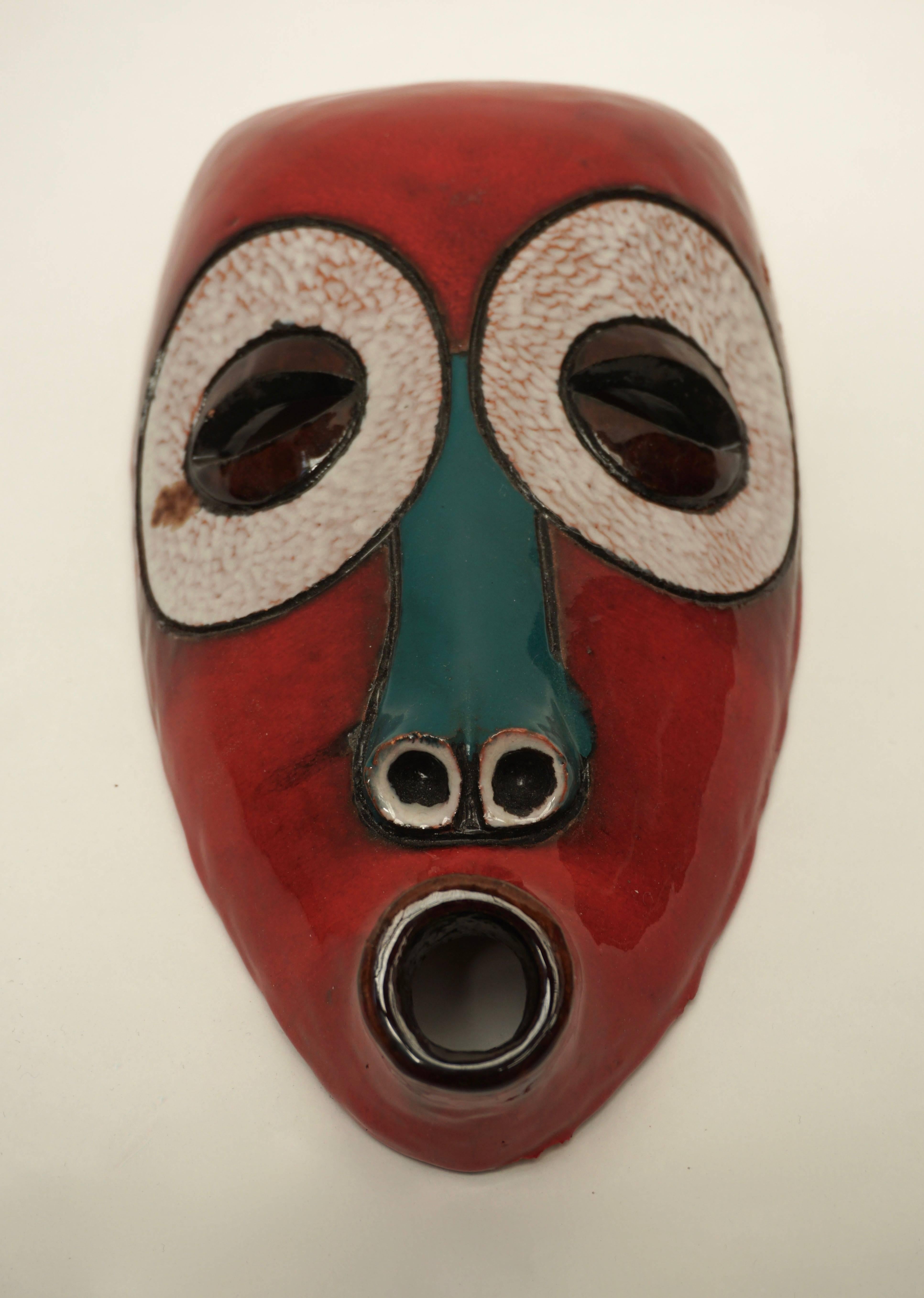 Keramische Maske, Baku Ghana.
Unterzeichnet: AT Manteto, Baku 1974.
Maße: Höhe 32 cm.
Breite 17 cm.
Tiefe 8 cm.
