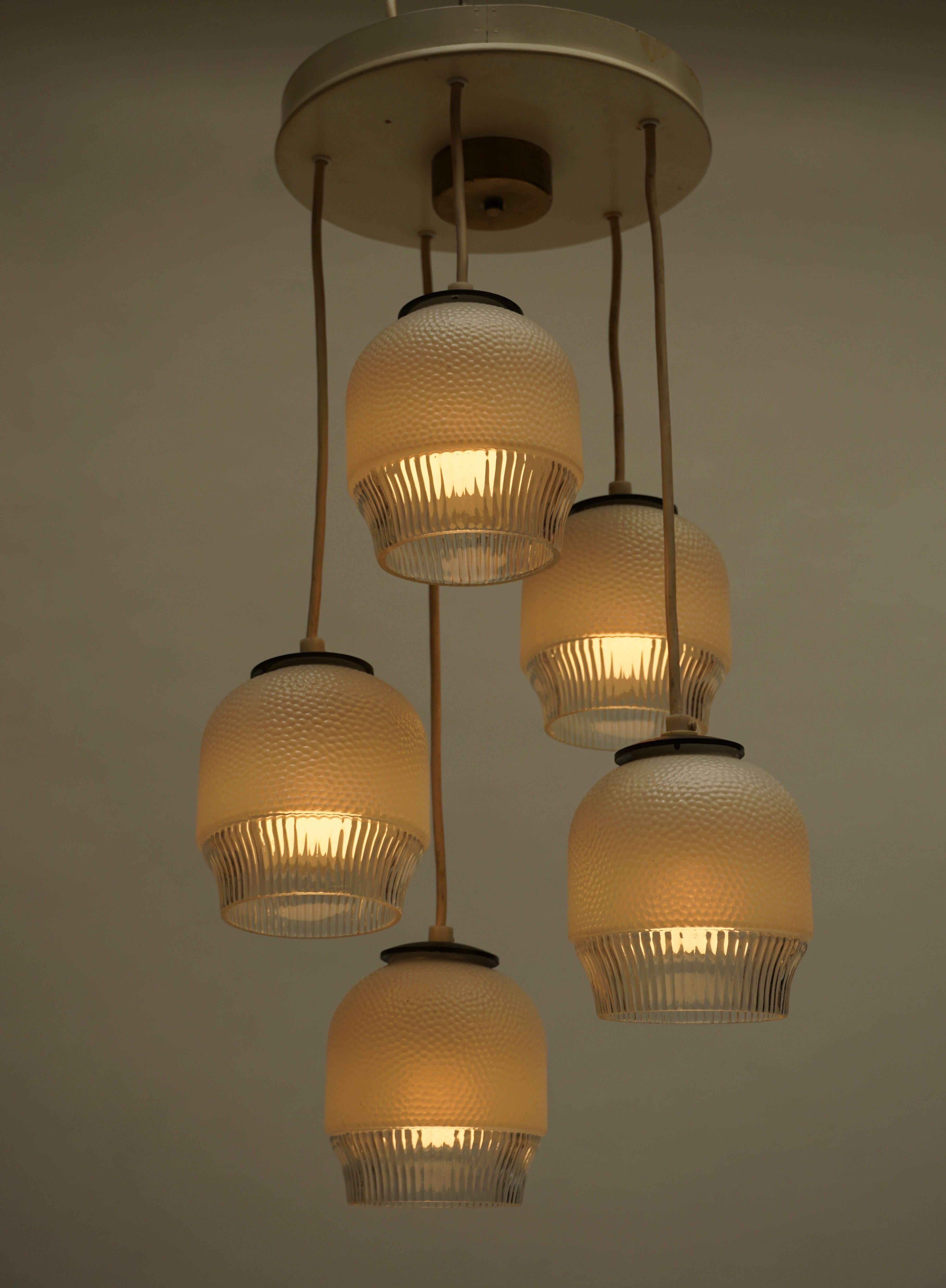 Murano glass pendant light or chandelier.
Measures: Diameter 30 cm.
Height 60 cm.
Five E27 bulbs.