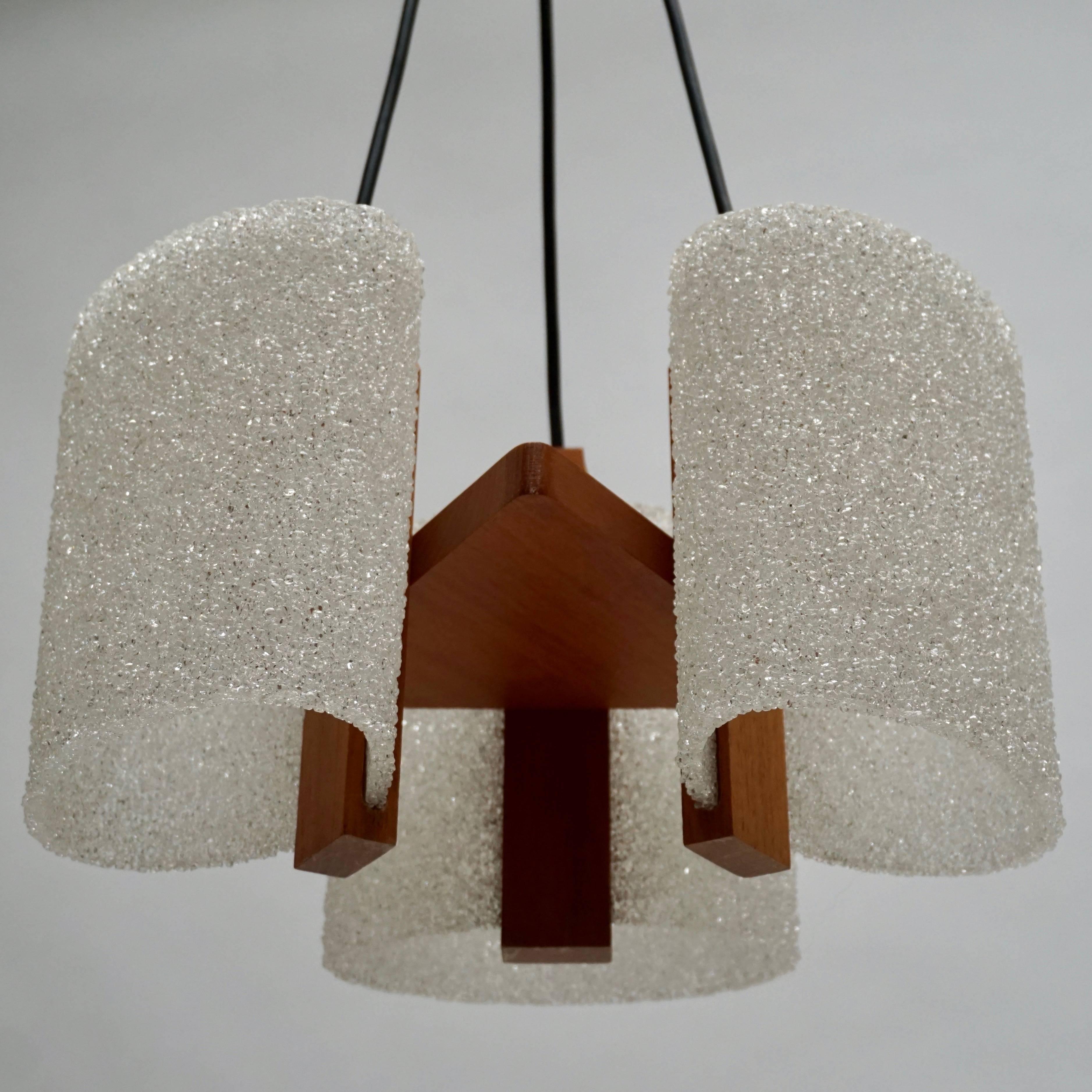 Elegant 1950s Chandelier in Wood and Acrylic For Sale 3
