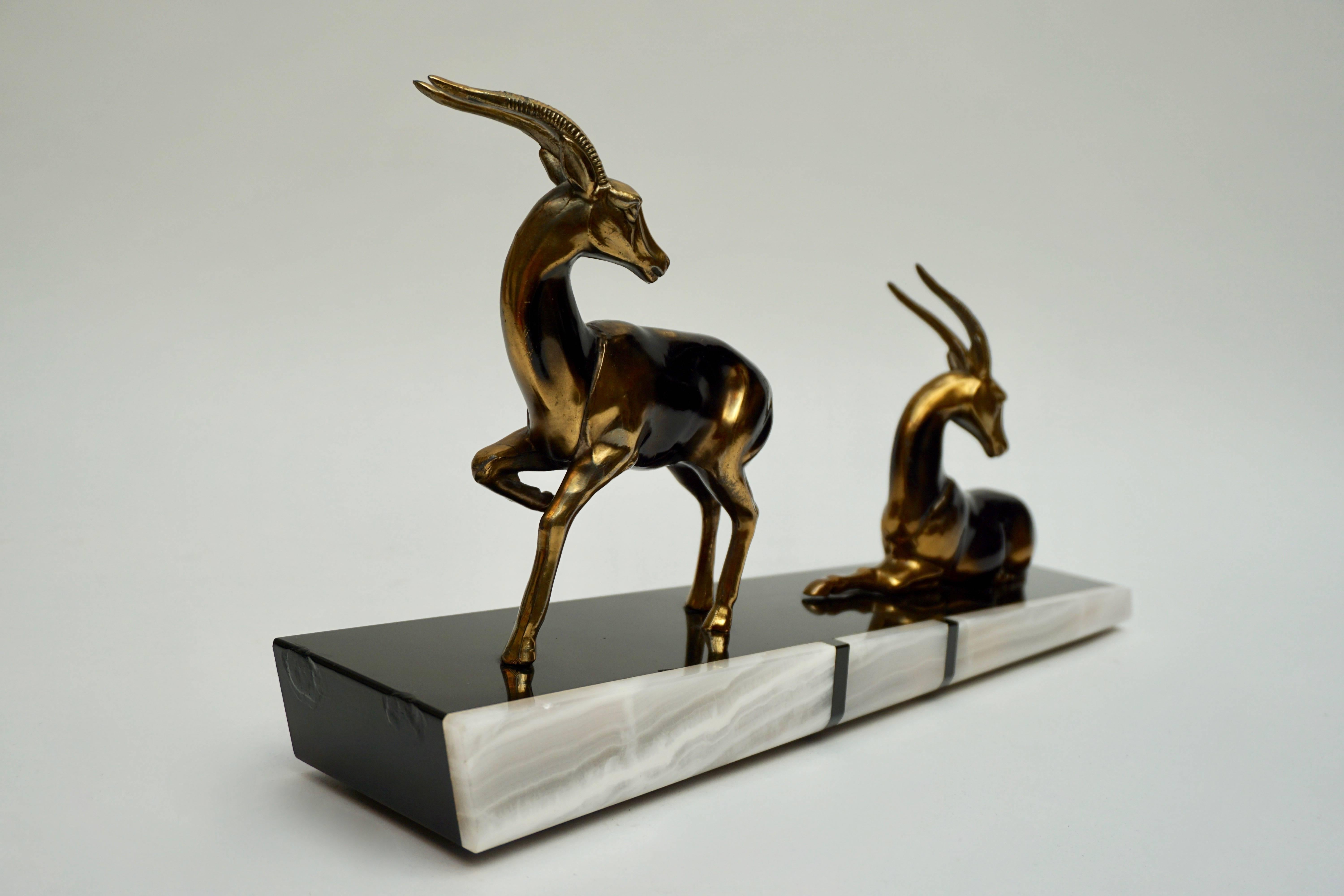 French Art Deco style patinated metal deer sculpture on onyx base.

Measures: Width 48 cm.
height 25 cm.
     