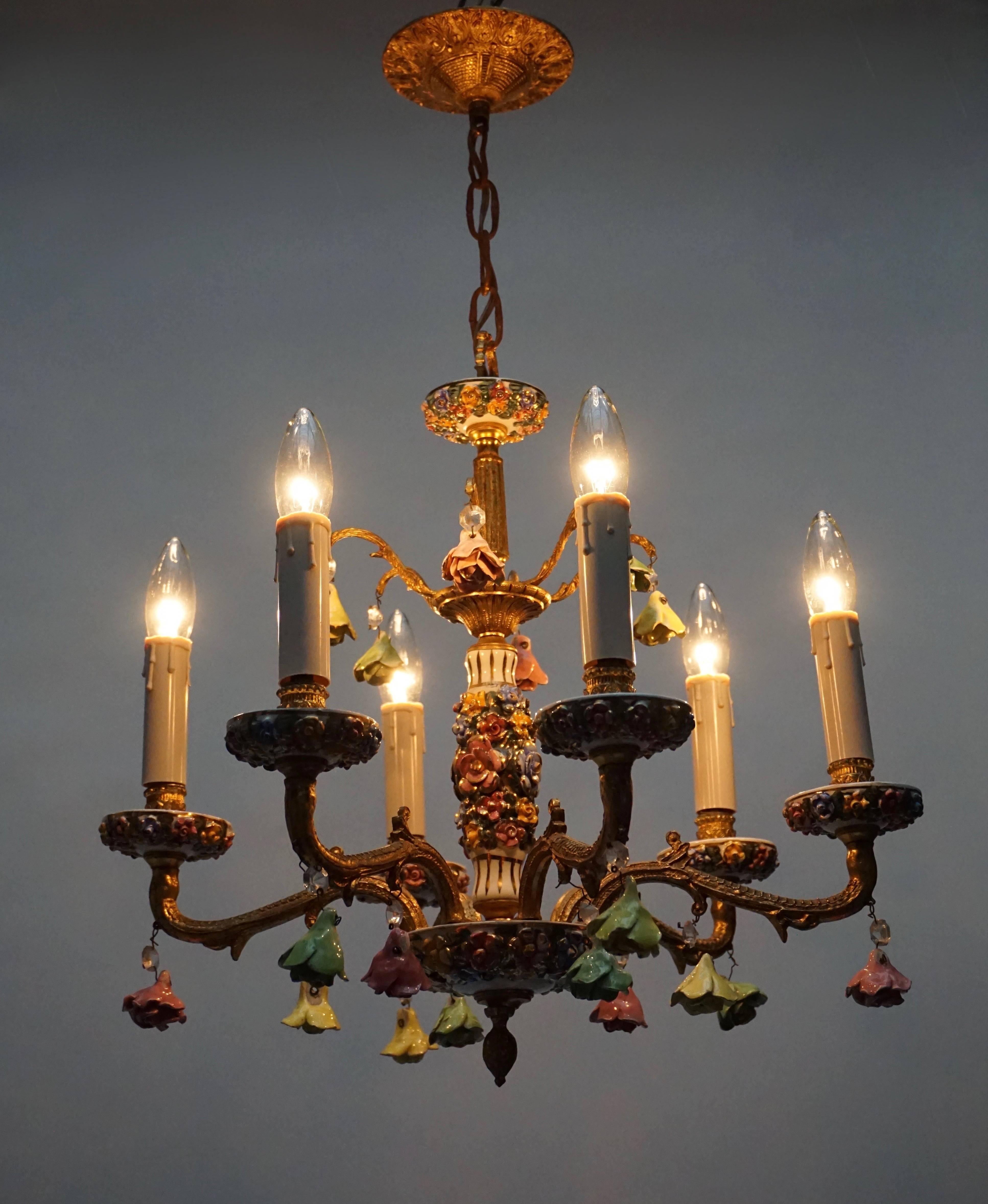 Brass chandelier with porcelain flowers.
Diameter 47 cm.
Height fixture 40 cm.
Total height 6 cm.
Six E14 bulbs.