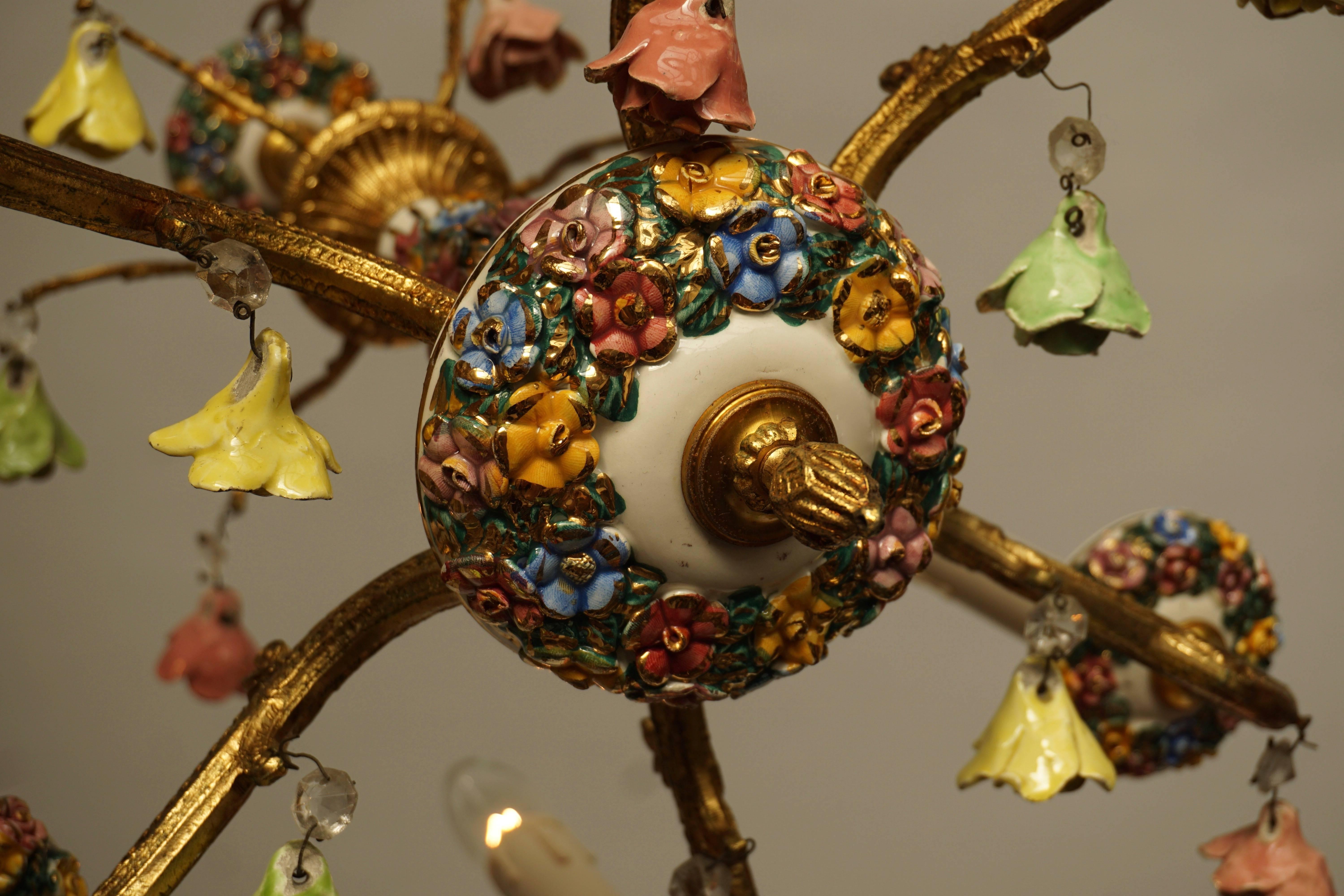 Chandelier with Porcelain Flowers In Good Condition For Sale In Antwerp, BE