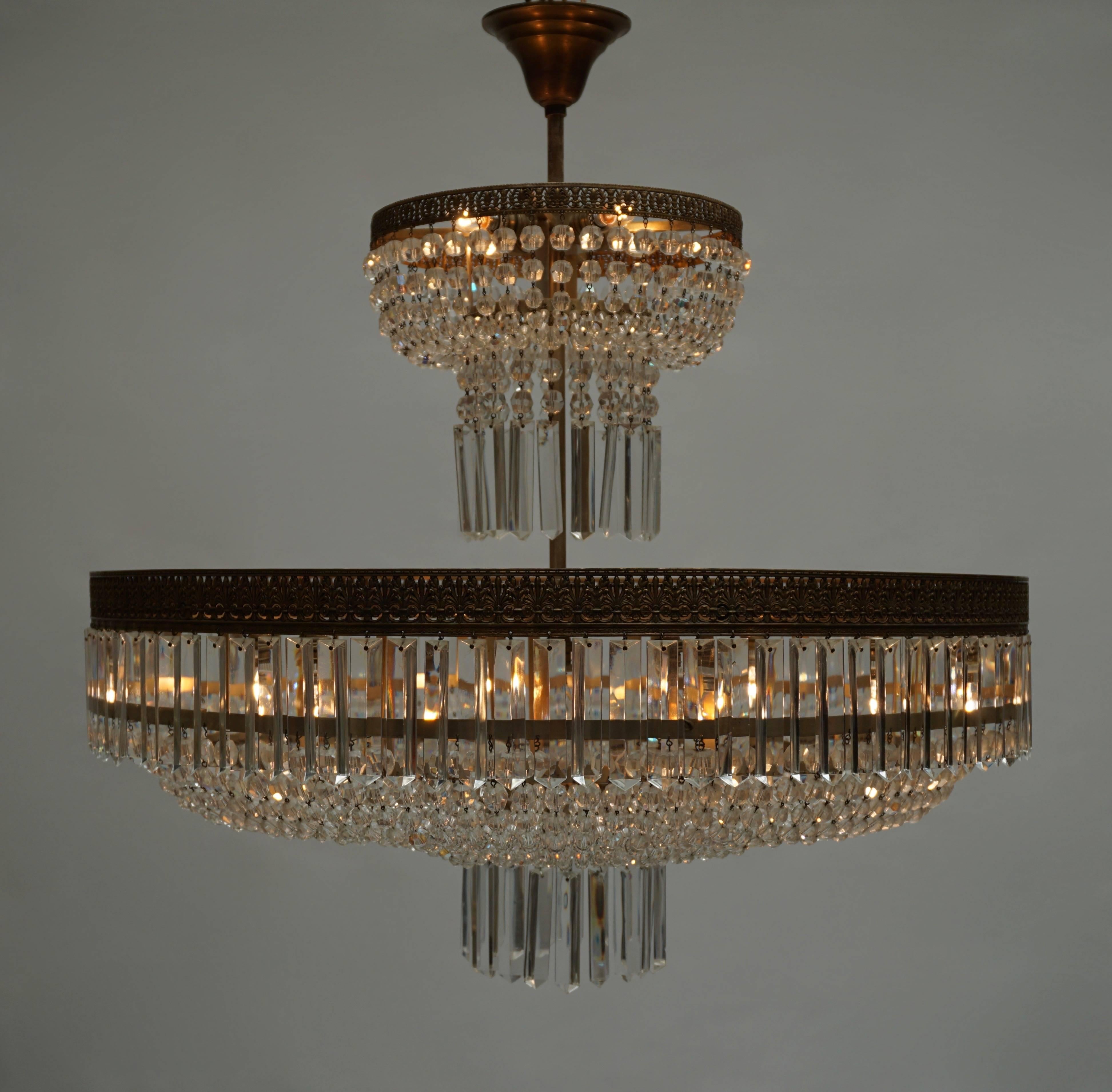 Crystal and brass chandelier with 11 E14 bulbs.
Measures: Diameter: 70 cm.
Height fixture: 58 cm.
Total height with the chain: 72 cm.
