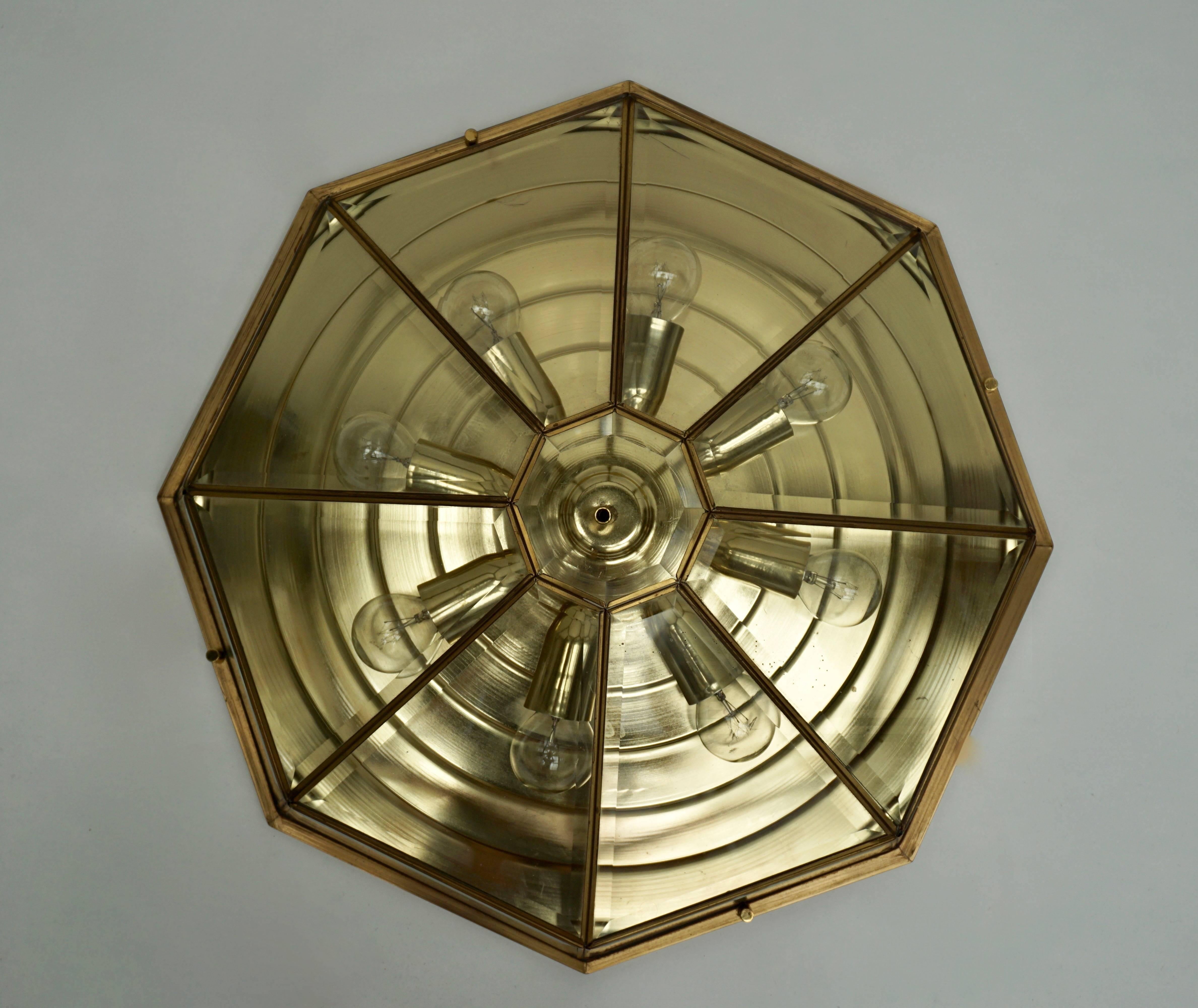 Glass and brass flush mount light.
Eight E14 bulbs.
Measure: Height 15 cm.
Diameter 55 cm.