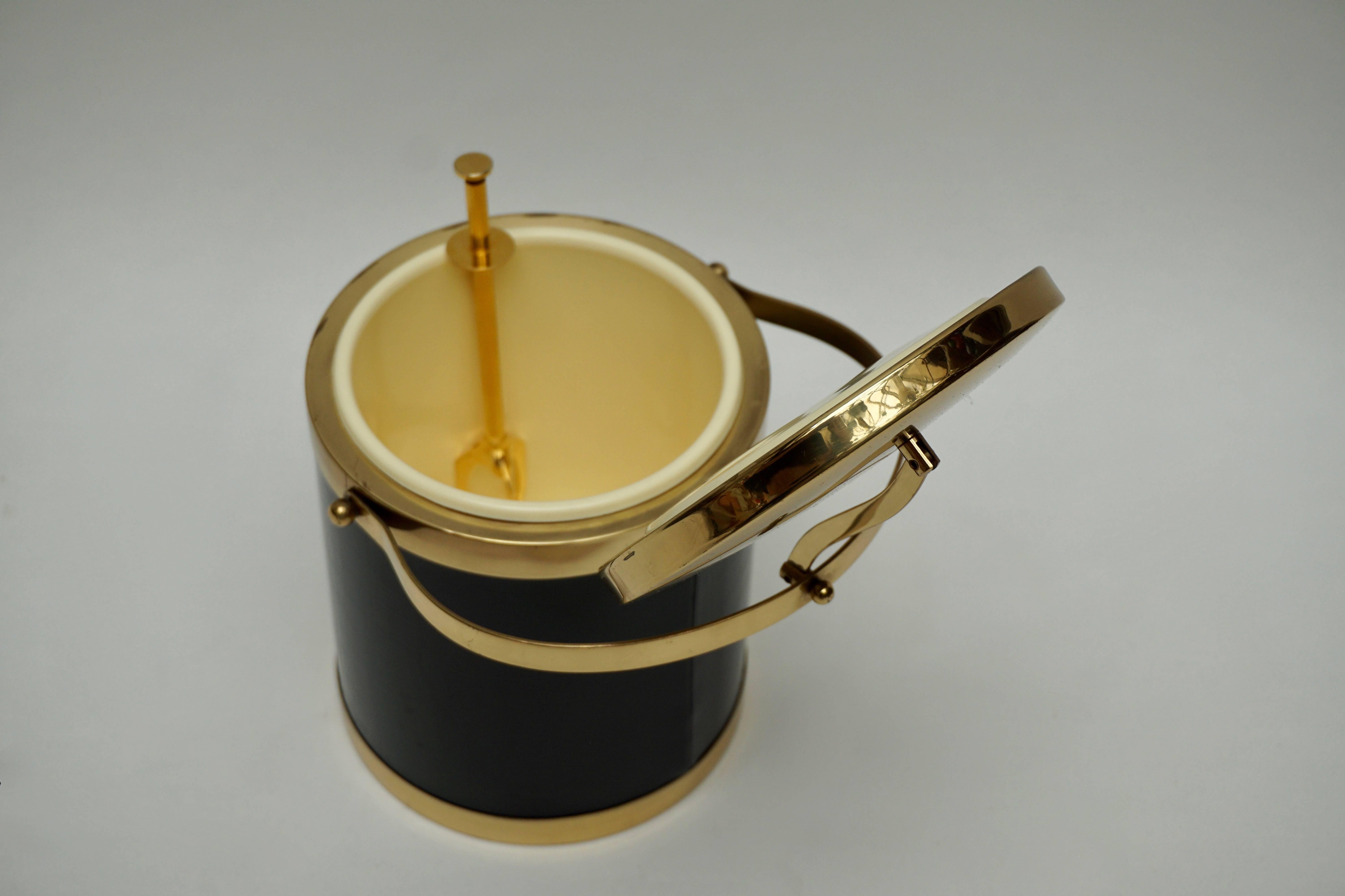 Rare ice bucket in brass and leather.
Measures: Height 30 cm.
Diameter 17 cm.