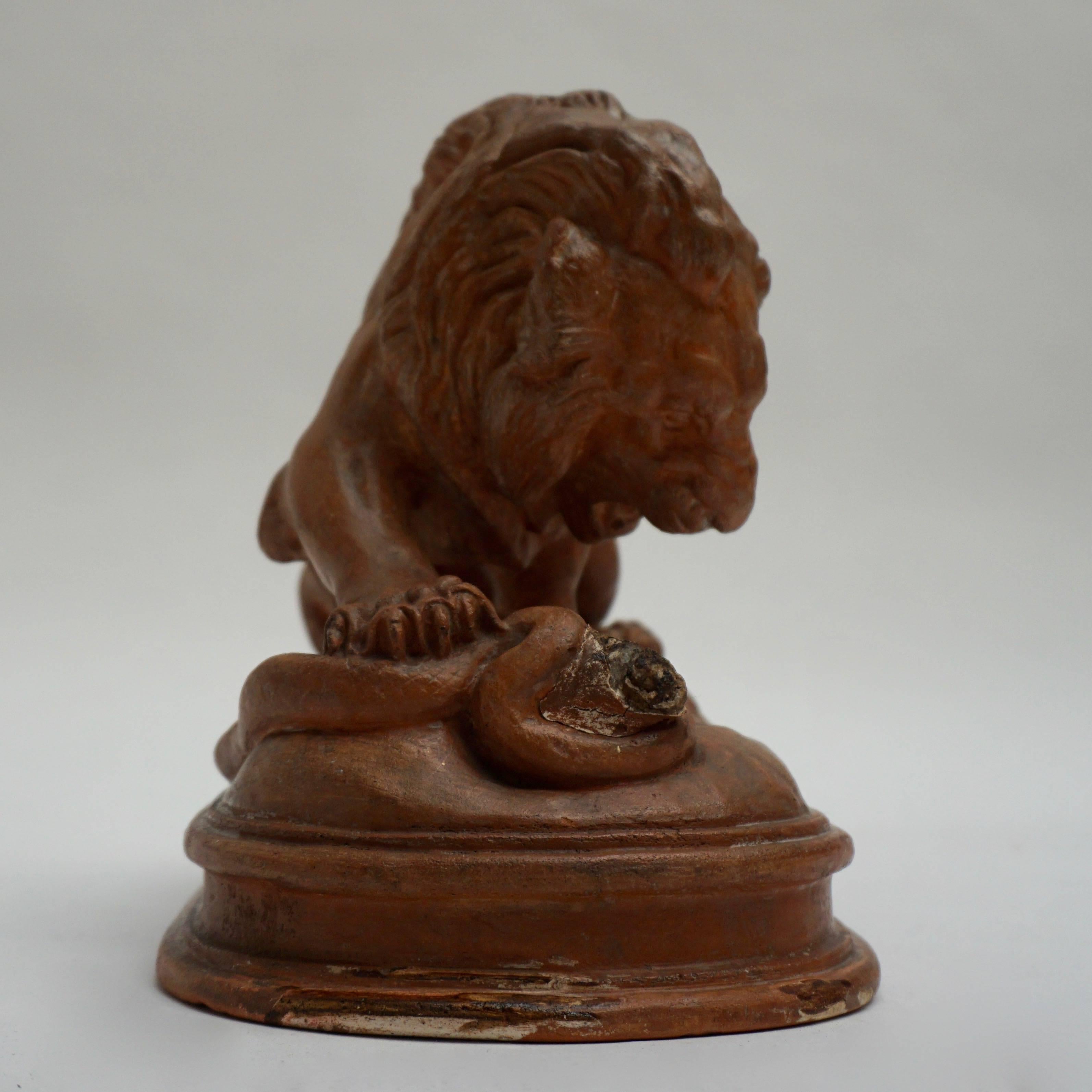 Belge Sculpture de lion en terre cuite en vente