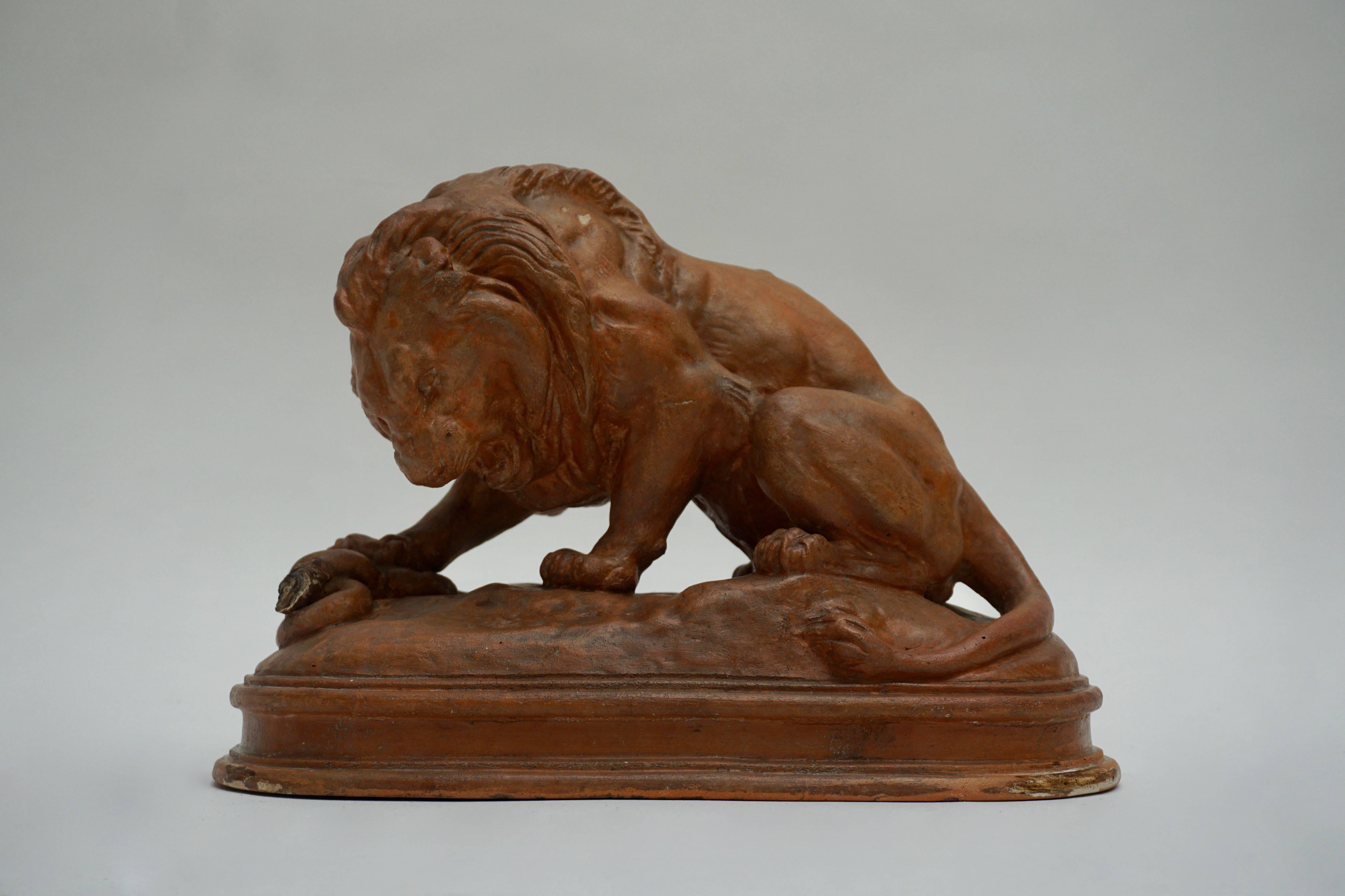 Terracotta lion sculpture.
Measures: Width 34 cm.
Height 25 cm.