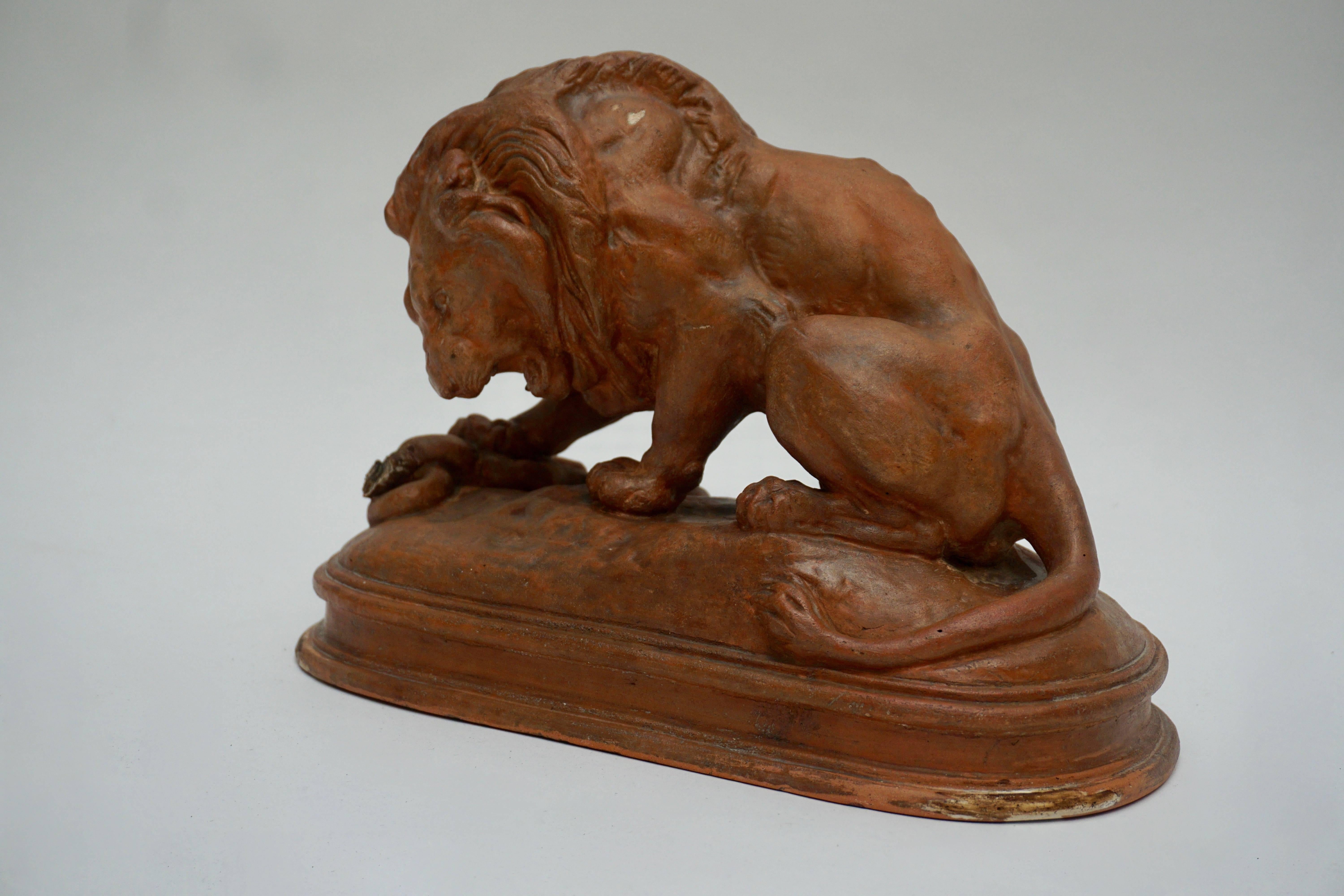 20ième siècle Sculpture de lion en terre cuite en vente