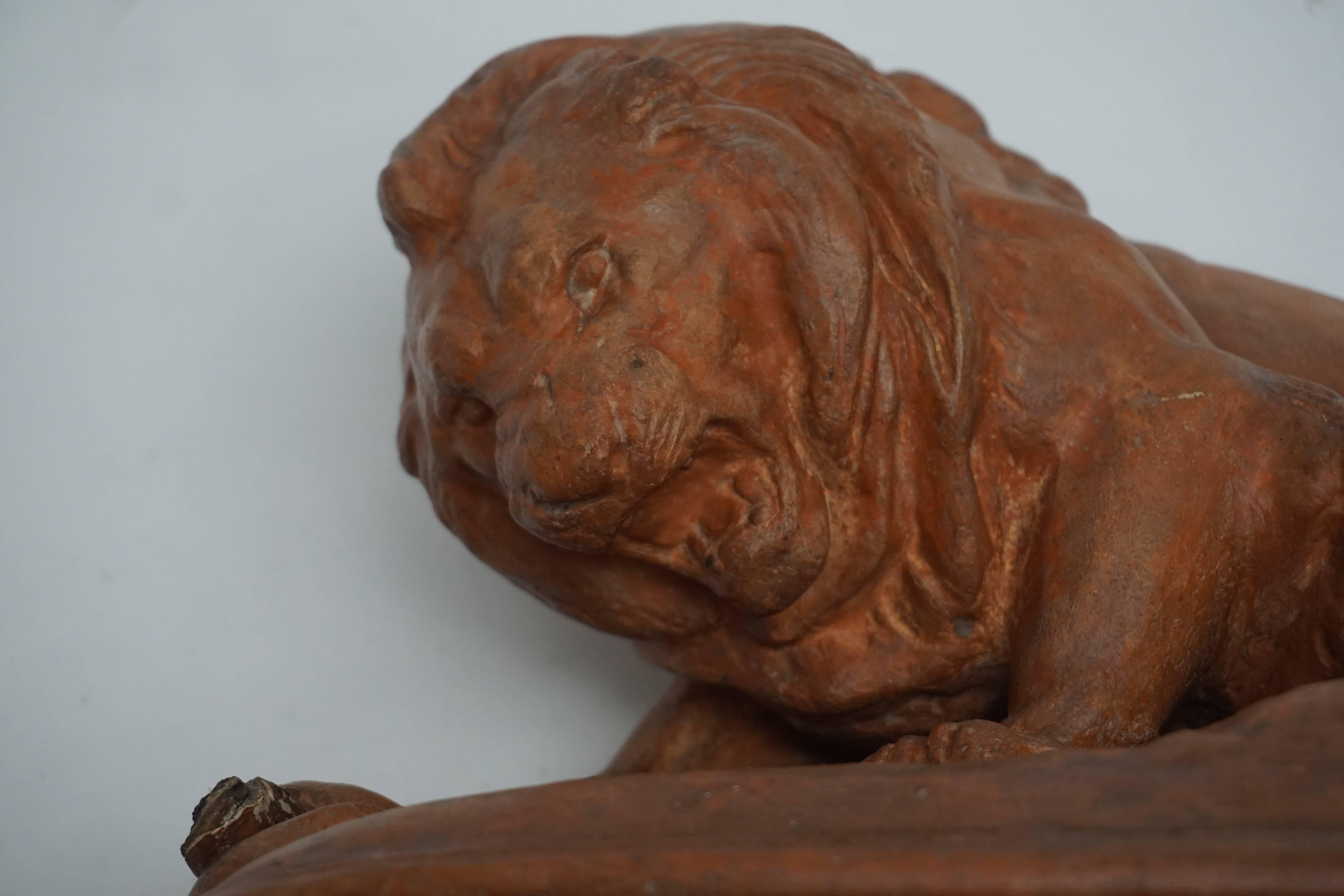 Terrakotta-Löwen-Skulptur im Angebot 1