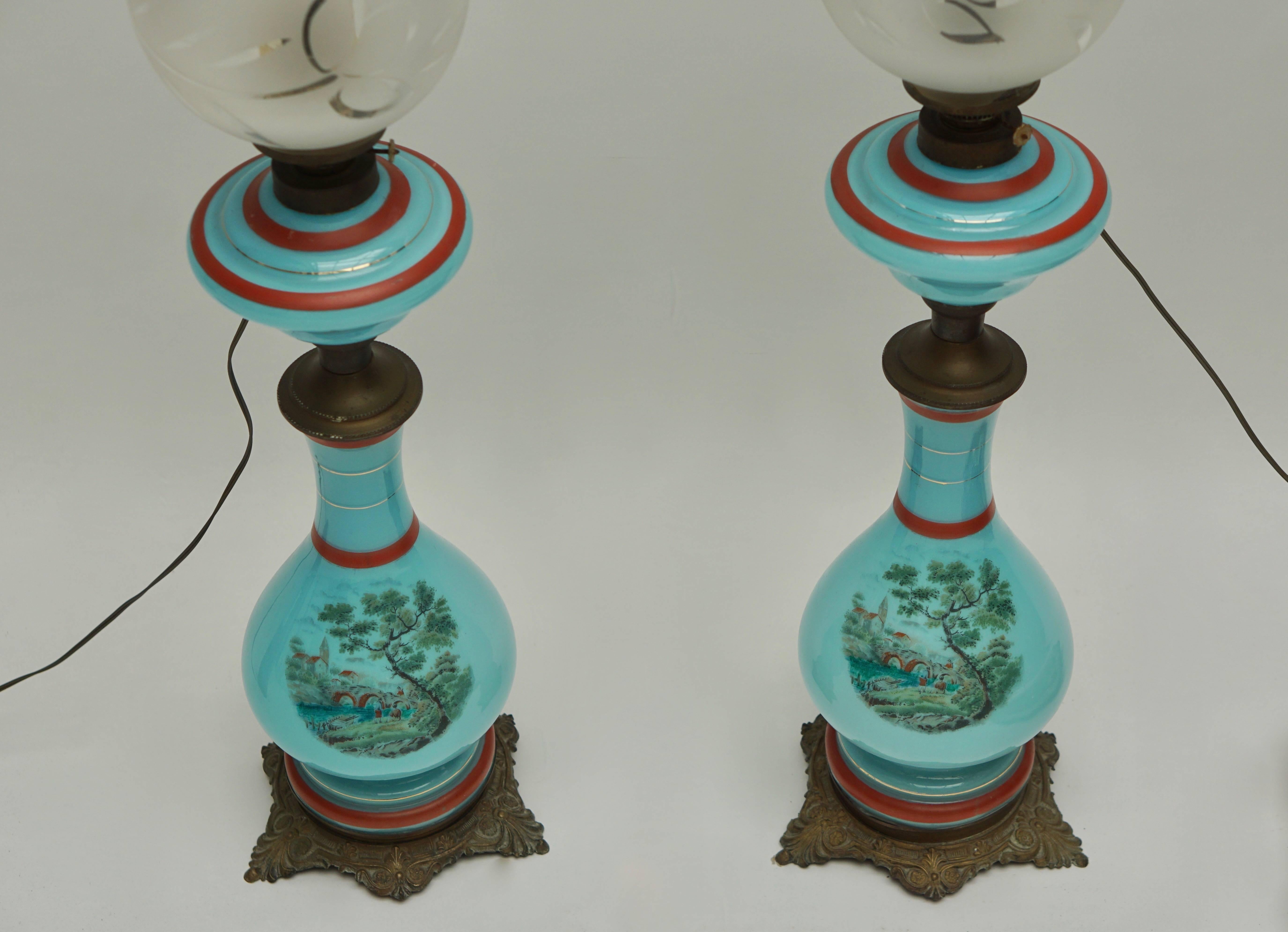 Paar French Opaline-Lampen aus dem 19. Jahrhundert (Messing) im Angebot