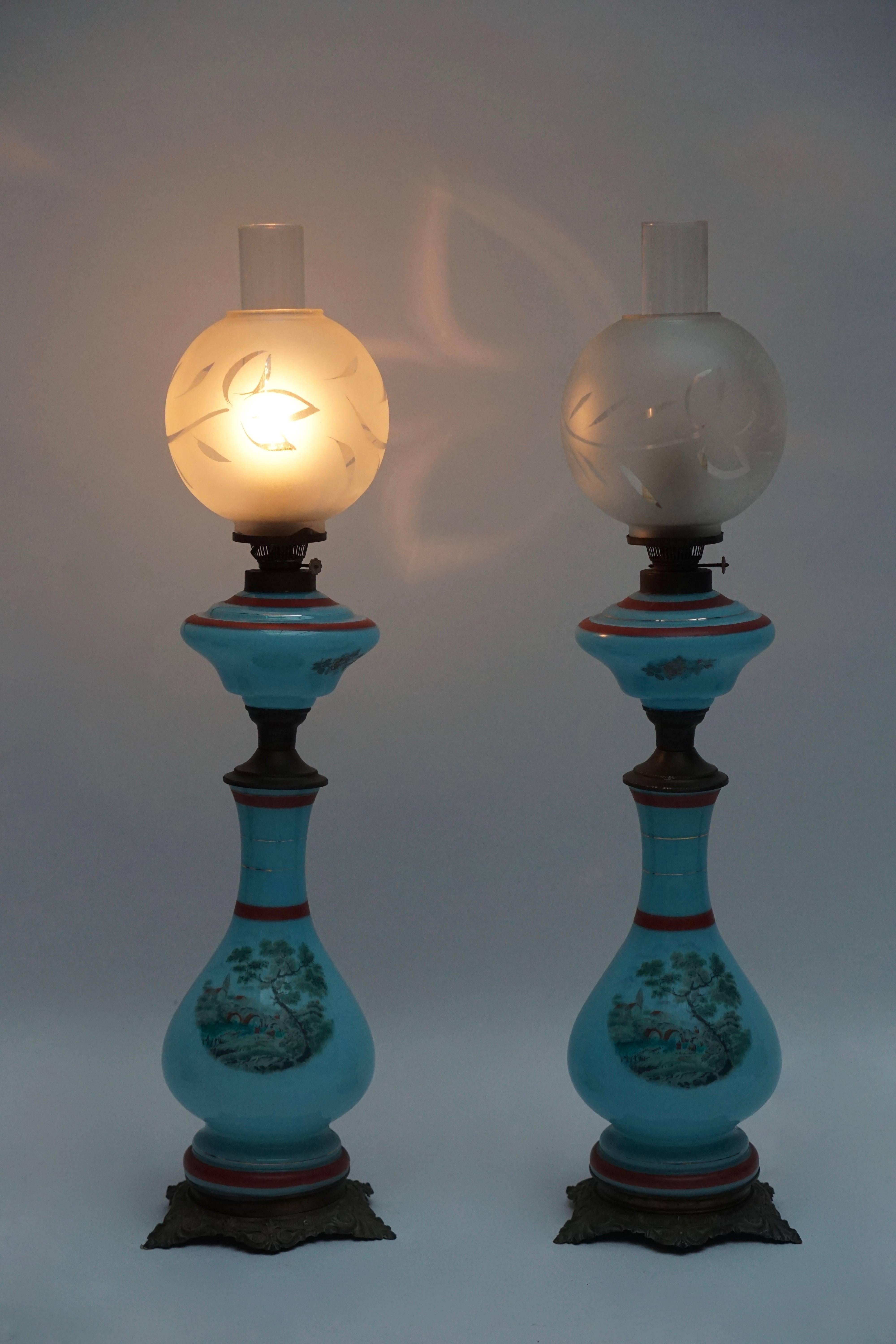Paar französische Opalinlampen aus dem 19. Jahrhundert, ehemals Öllampen.
Maße: Höhe 80 cm.
Durchmesser 17 cm.