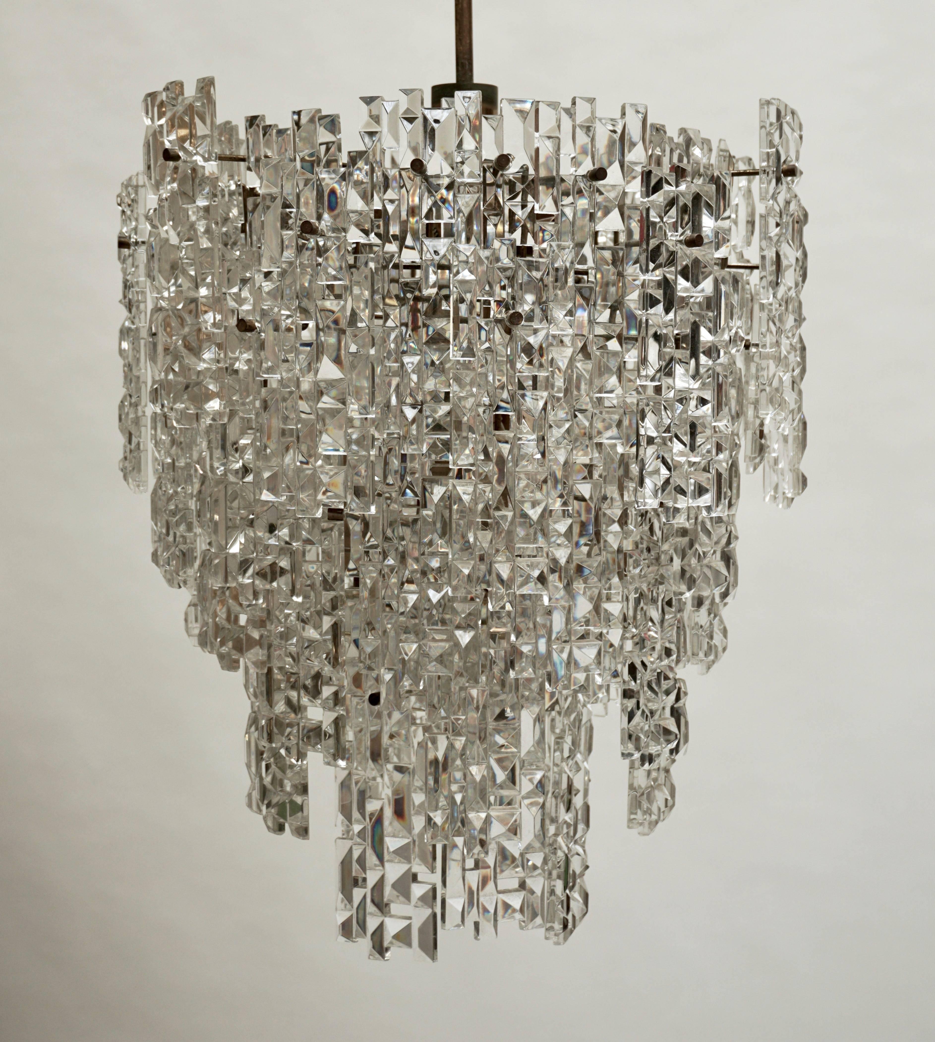 A magnificent modern crystal chandelier by Kinkeldey with 65 asymmetrically faceted crystals.
Stunning size and quality !
Nine E14 and one E27 bulbs.
Measures: Diameter 48 cm.
Height fixture 55 cm.
Total height 110 cm.