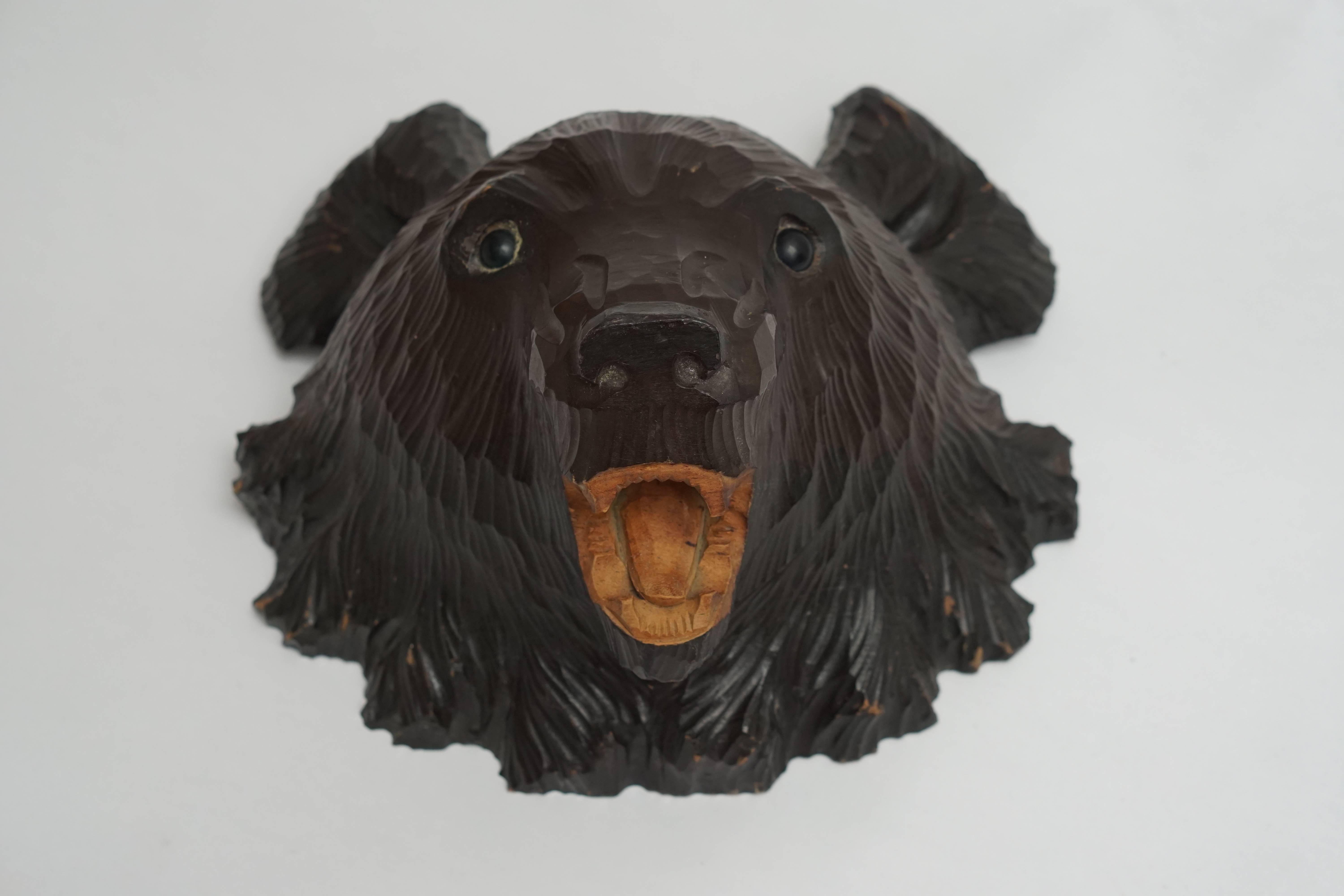 Hand-Carved Wooden Black Forest Bear In Good Condition In Antwerp, BE