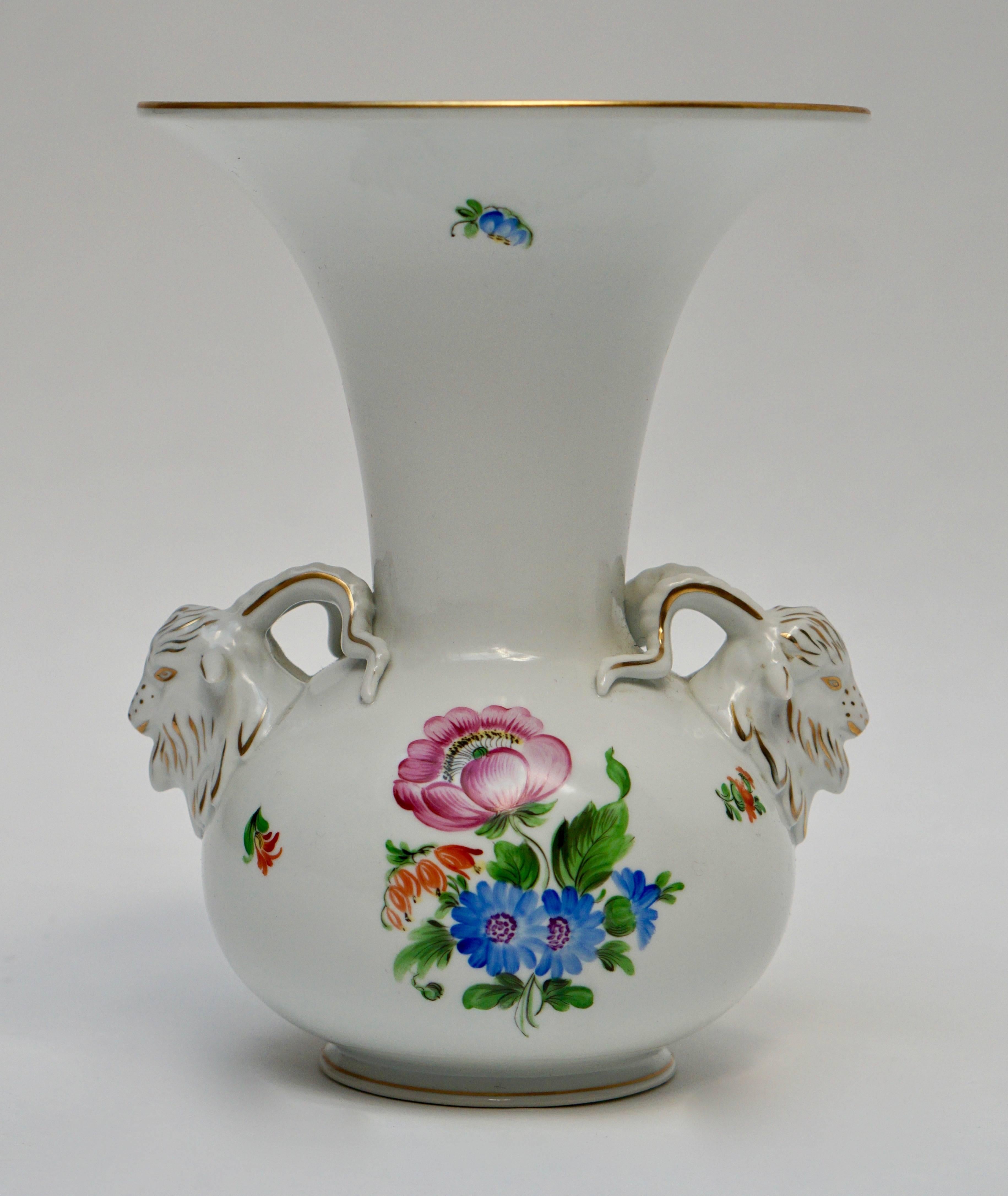 Herend,Rothschild birds, vase,porcelain,flower.
A porcelain Herend Rothschild Birds vase with two goat heads.

Marked on underside.
Measure: Height 25 cm.
Diameter 15 cm.
