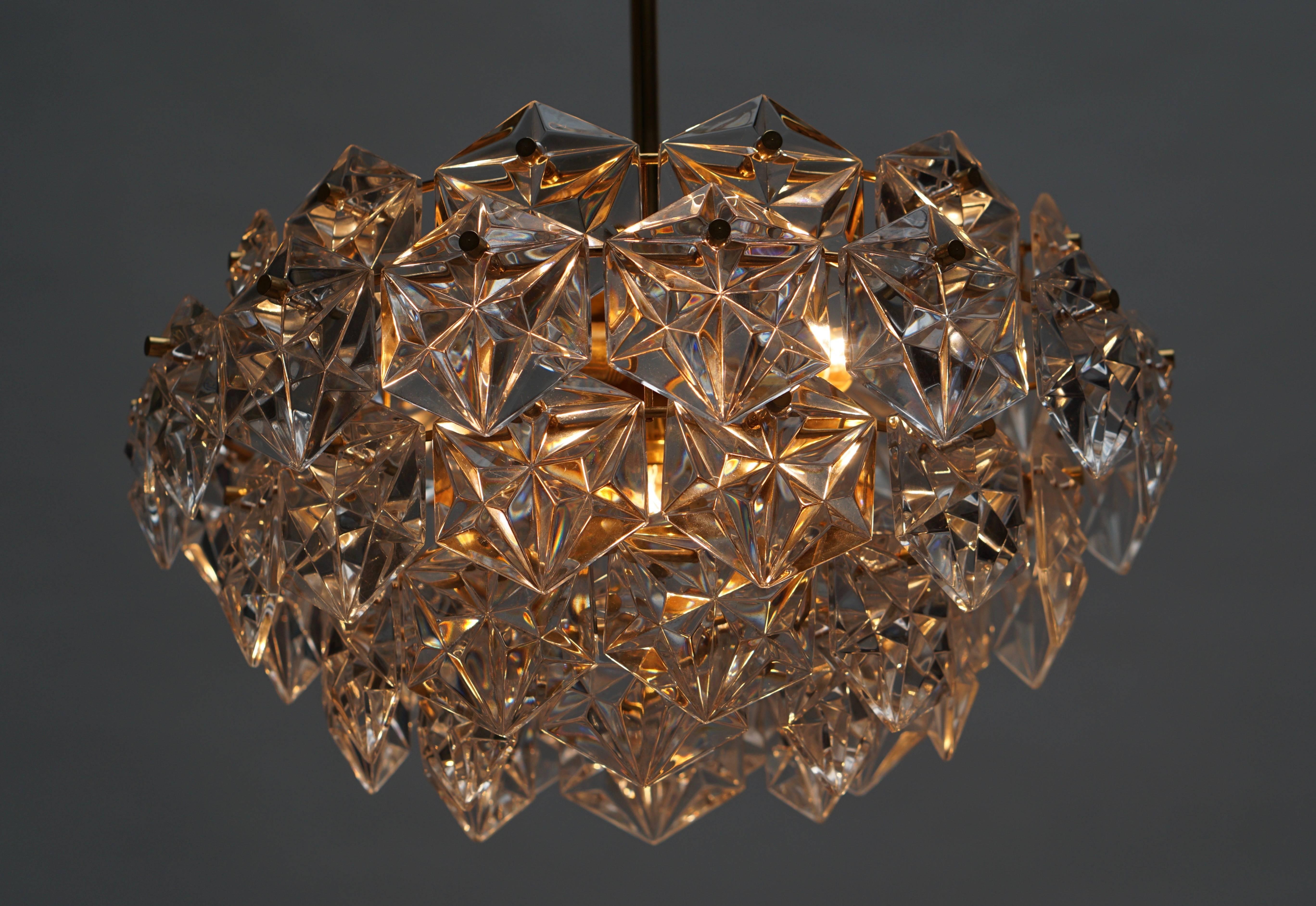 Lampadario moderno di metà secolo, placcato oro con cristalli modanati, Kinkeldey In condizioni buone in vendita a Antwerp, BE