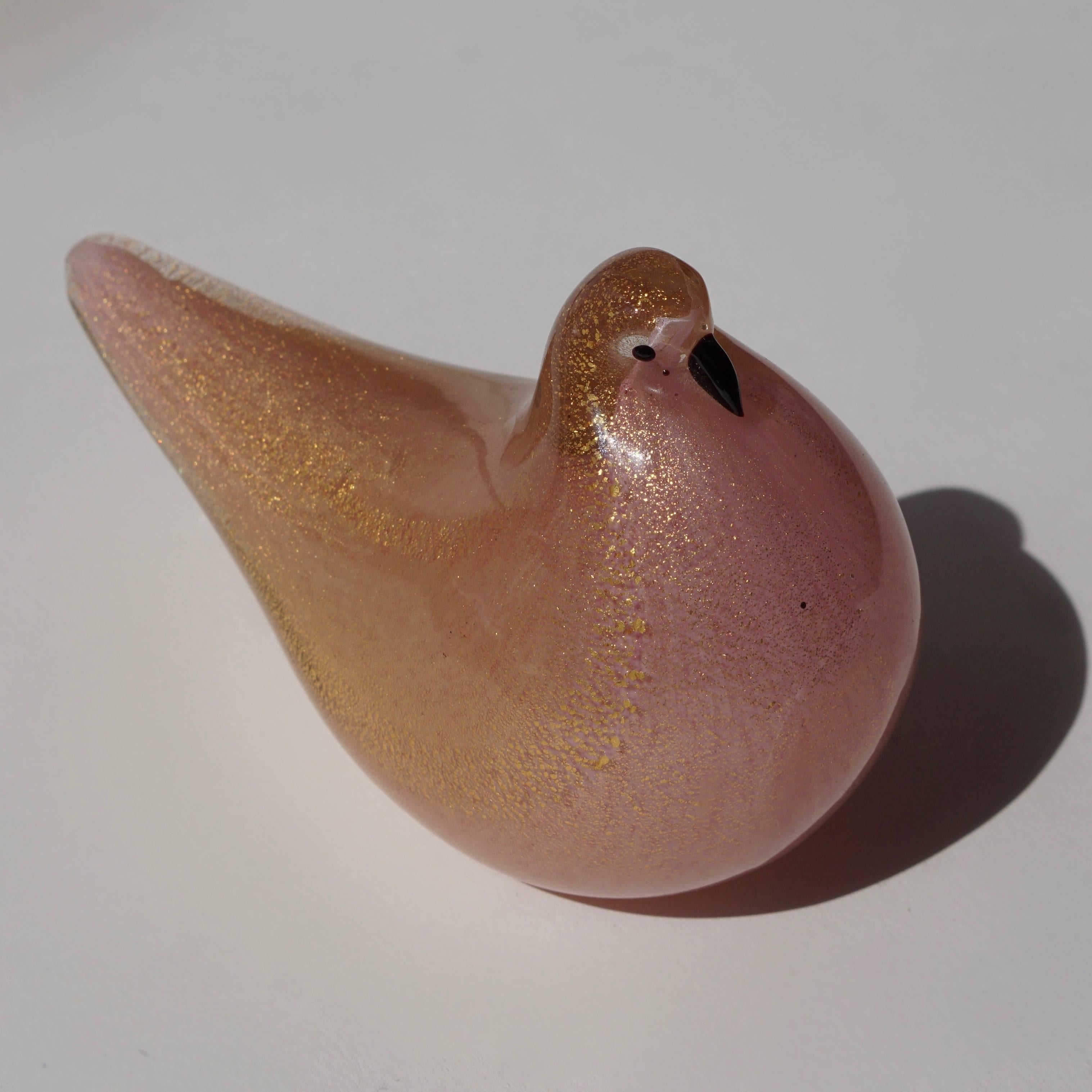 Elegant dove in handblown Murano glass with gold inclusion. 

Signed by Barovier and Toso


