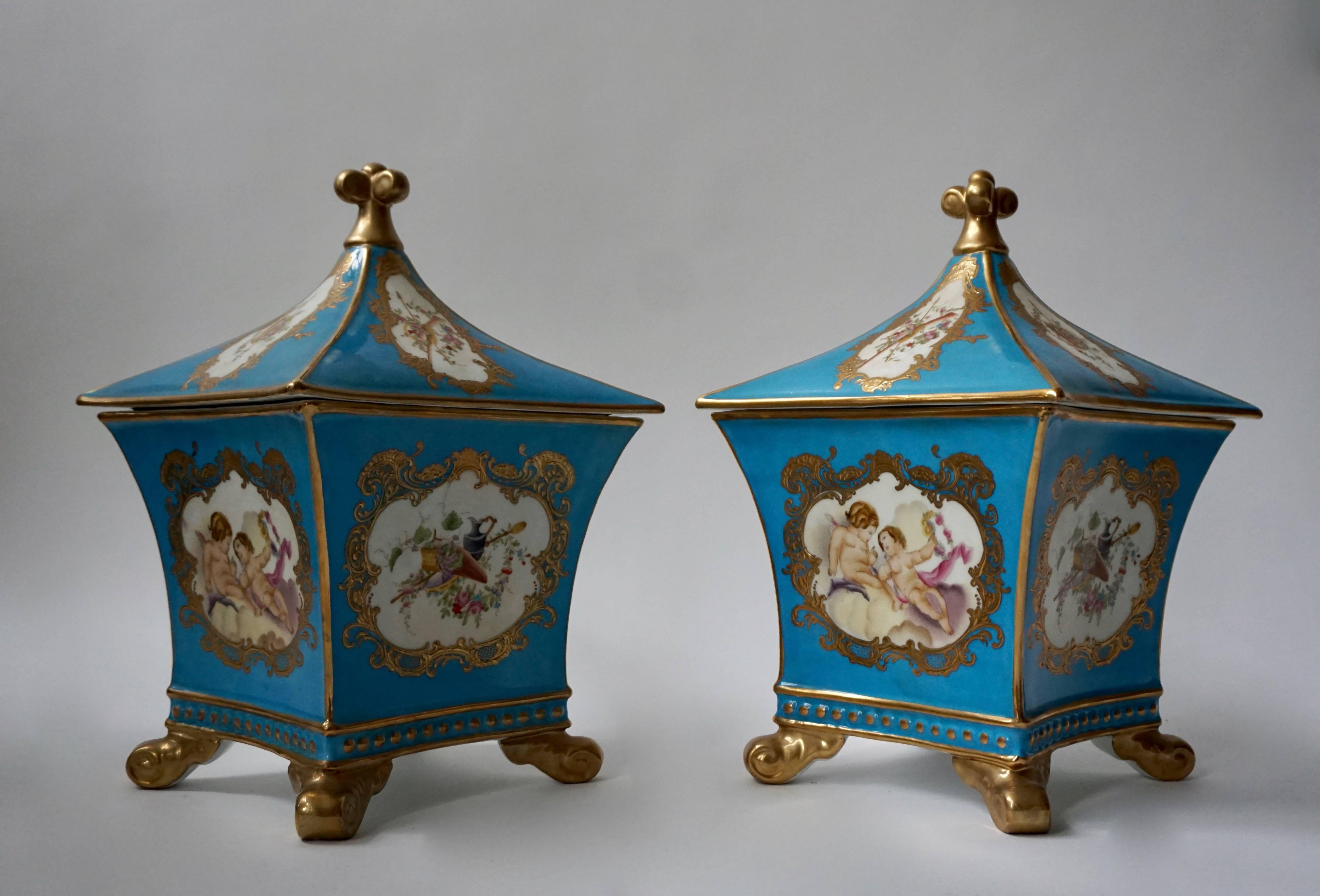 A pair of porcelain urns. Mark on the bottom.
More photos available upon request.
Measure: Height 32 cm.
Width 22 cm.