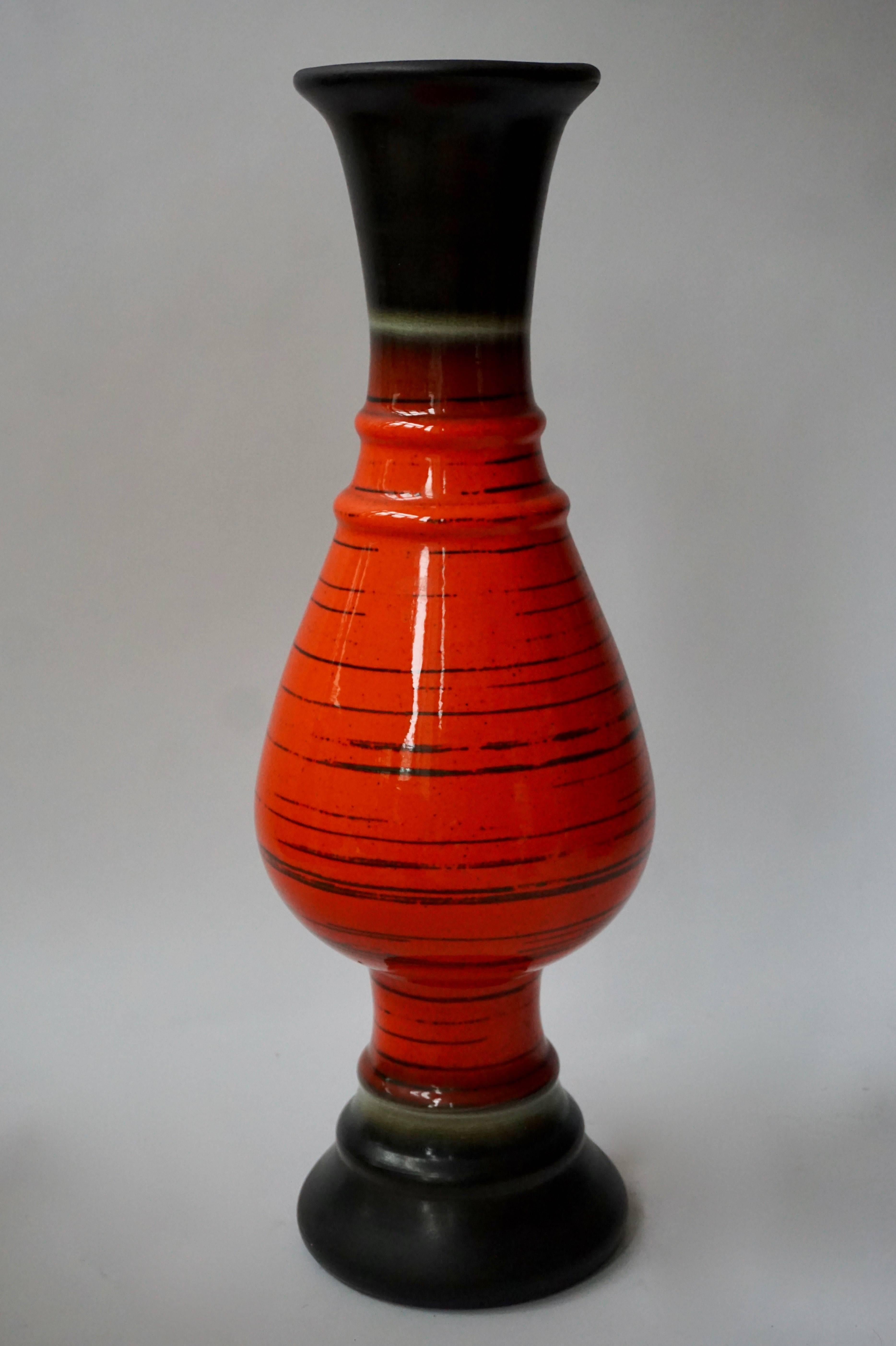 Große belgische Keramikvase.
Maße: Durchmesser 20 cm.
höhe 60 cm.
